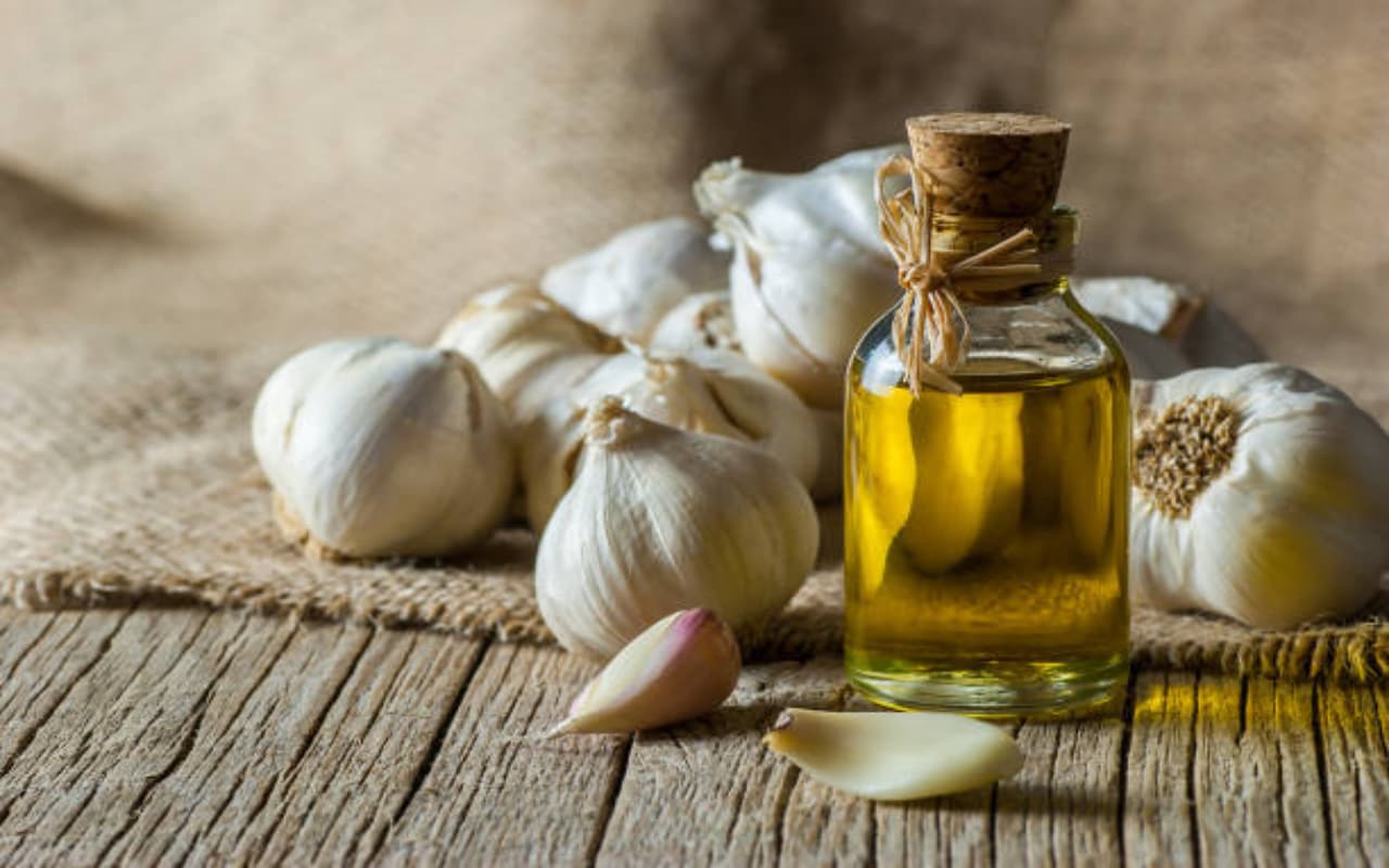 Hair Care Tips: बेजान और झड़ते बालों में नयी जान डाल देगा लहसुन का तेल, जानें घर पर तैयार करने का तरीका