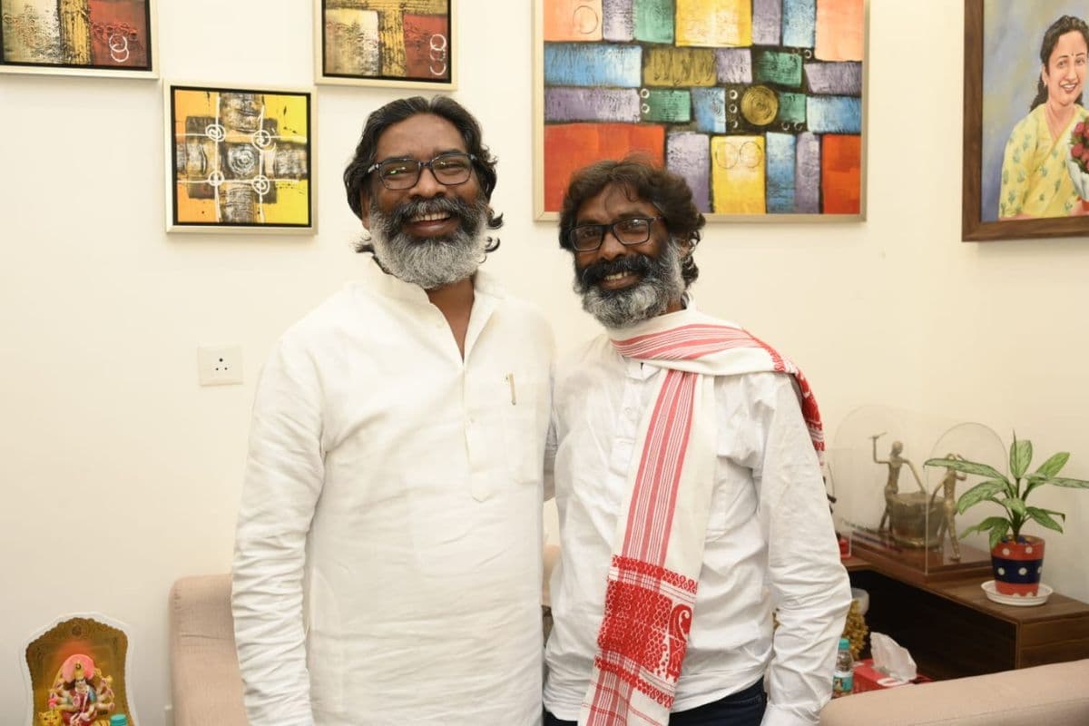 अपने हमशक्ल को देख हैरत में पड़ गए सीएम हेमंत सोरेन, कलाकार मुन्ना लोहरा को दिया ये आश्वासन