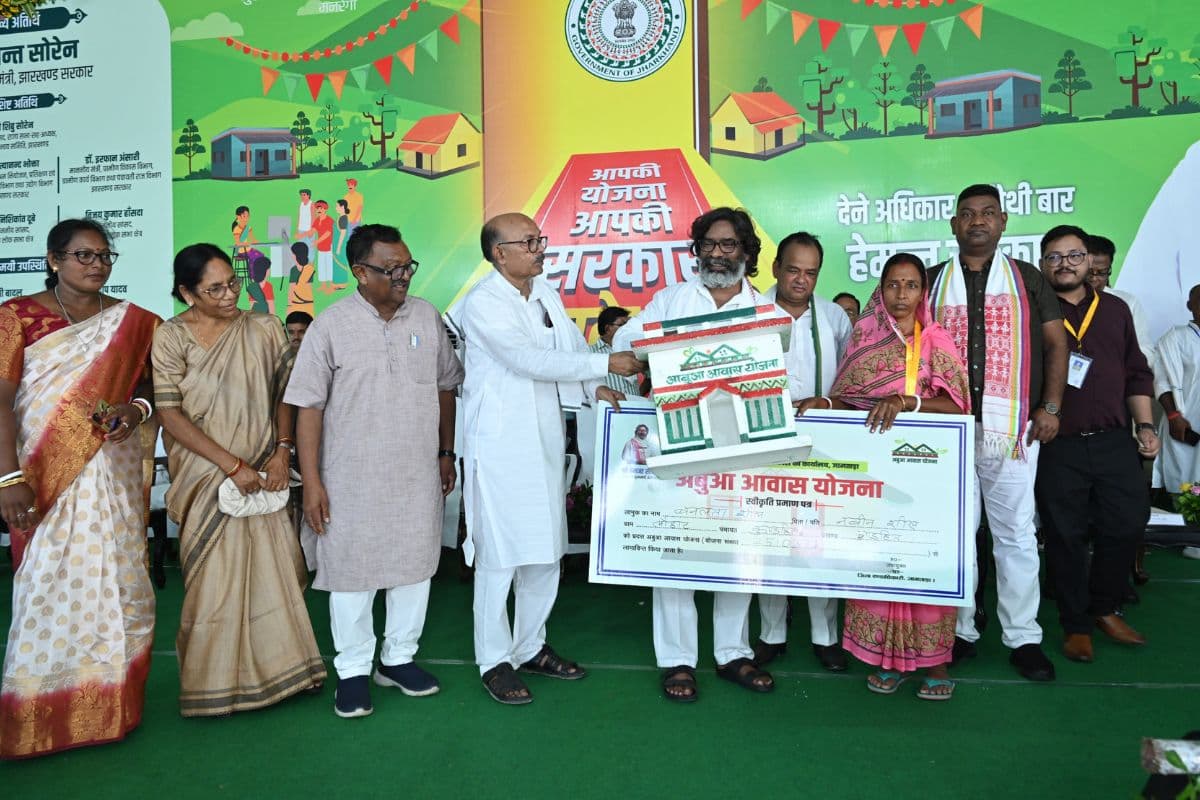 Hemant Soren Gift: सीएम हेमंत सोरेन ने 875 करोड़ की दी सौगात, मंईयां योजना को बताया मील का पत्थर