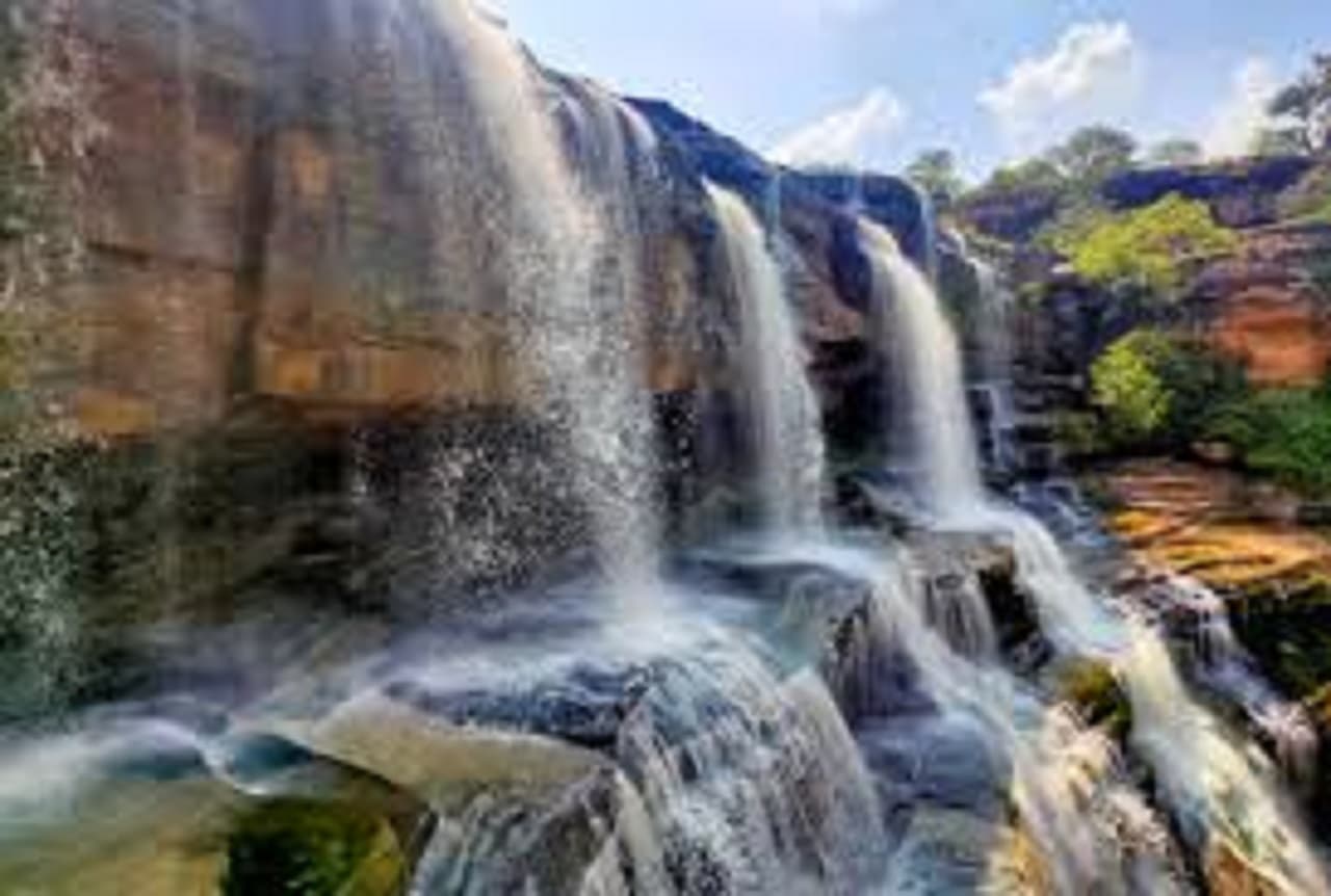भभुआ के करकटगढ़ वाटर फॉल में हादसा, अचानक पानी बढ़ने से पिकनिक मनाने आये छह लोग फंसे