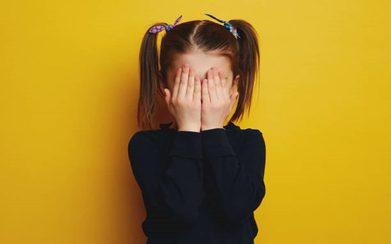 Parenting Tips: बच्चे के शर्मीले स्वभाव को दूर करने में मदद करेंगे ये उपाय