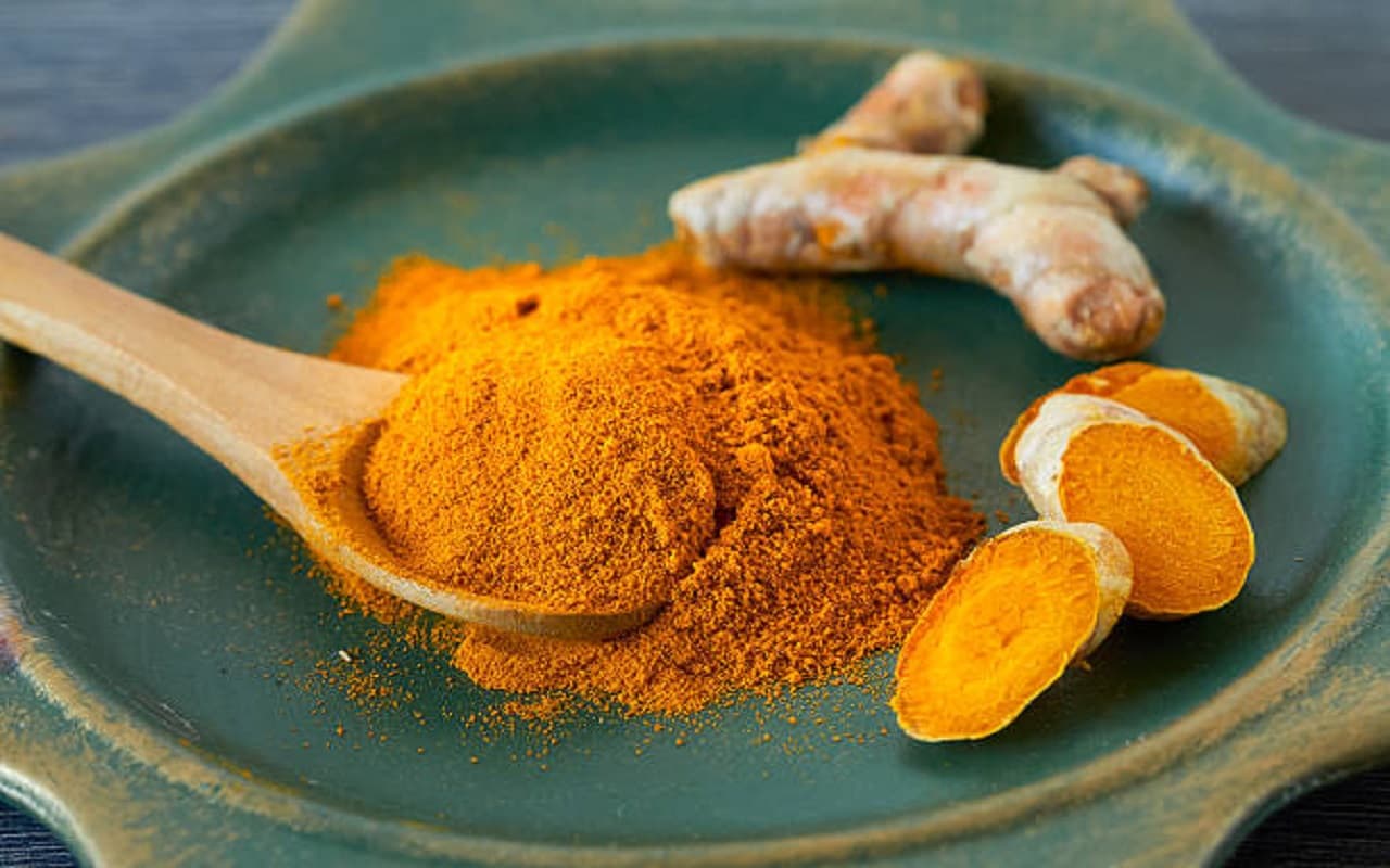 Skin Care: ग्लोइंग स्किन पाने के लिए ऐसे करें कच्ची हल्दी का इस्तेमाल