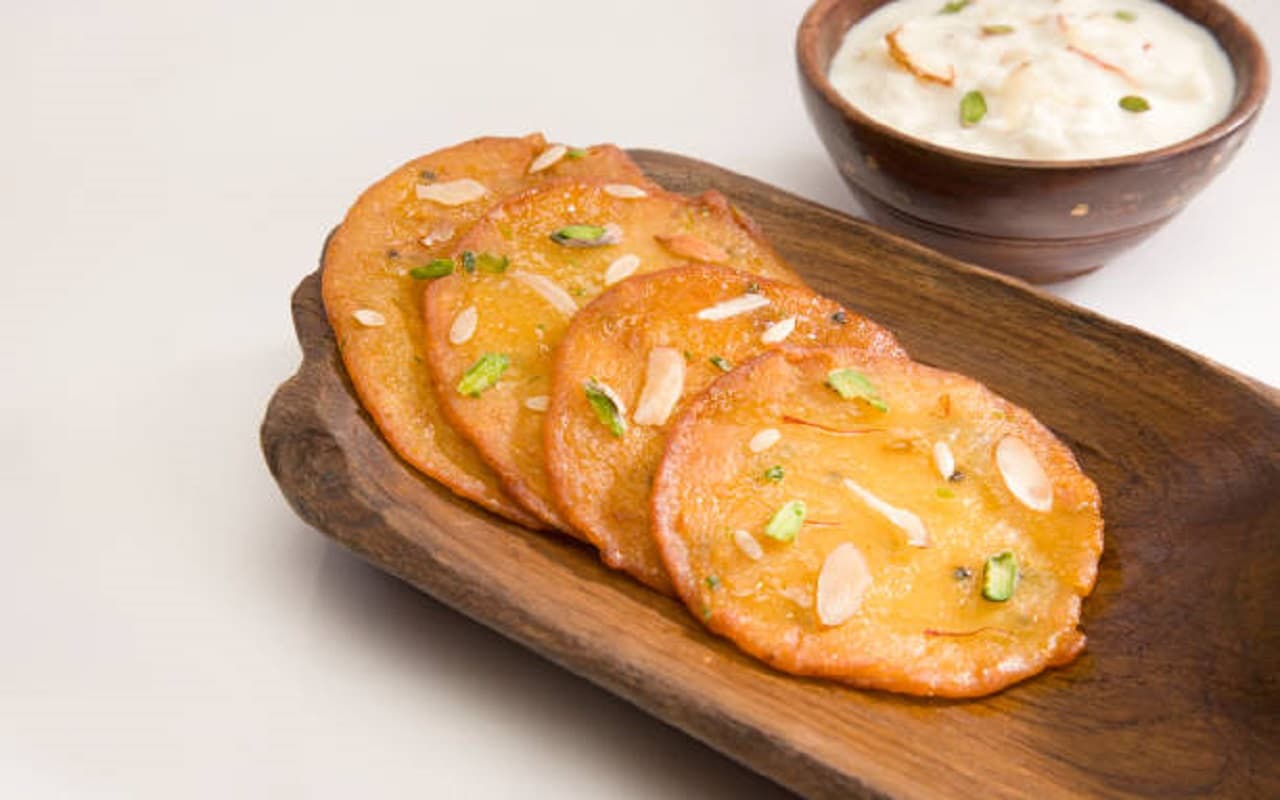 Malpua Recipe: इस विश्वकर्मा पूजा प्रसाद में चढ़ाएं मालपुआ, यहां देखें रेसिपी