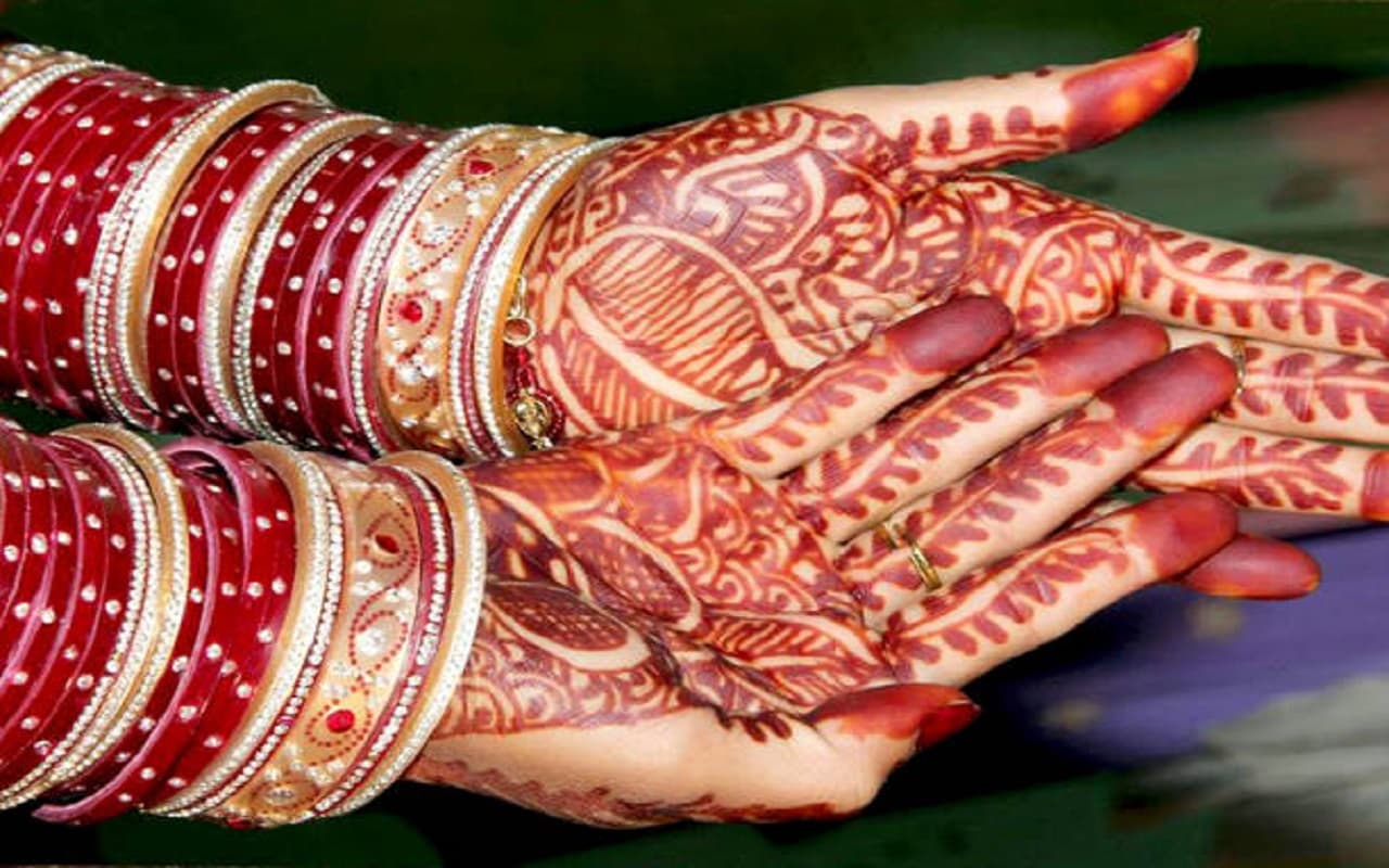 Karwa Chauth Mehndi Design: करवा चौथ पर लगाएं ये सुंदर मेहंदी डिजाइन, देखें क्या है नया ट्रेंड