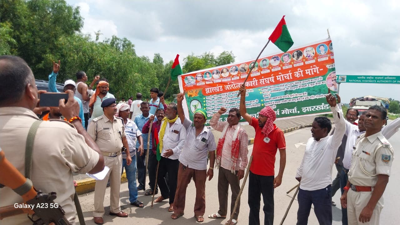 Jamshedpur News : गुरमा में झारखंड आंदोलनकारियों ने एनएच सड़क को चार घंटे किया जाम