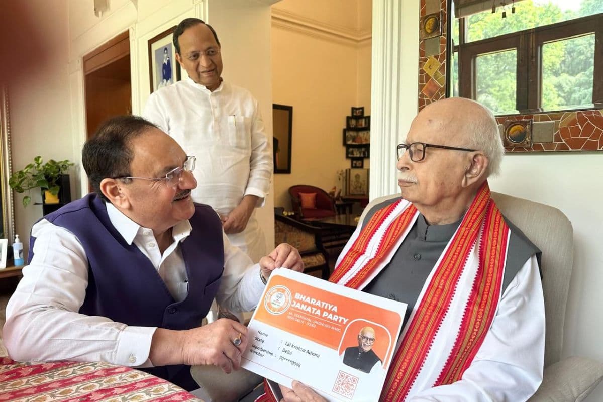 BJP Membership Drive: आडवाणी और जोशी को जेपी नड्डा ने बीजेपी की सदस्यता दिलाई, प्रमाणपत्र भी सौंपा