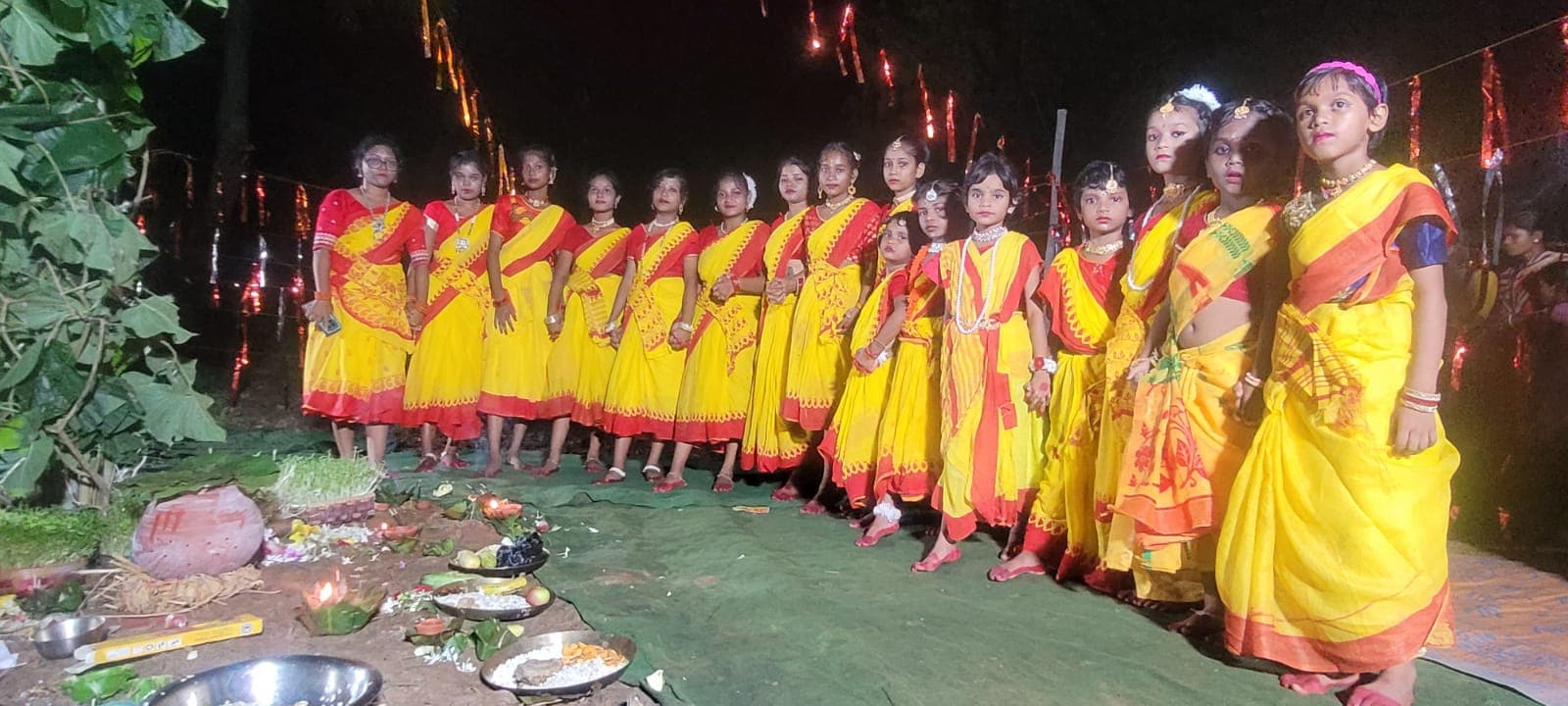 करम देवता की पूजा अर्चना कर पारंपरिक बीज संरक्षण की परंपरा को किया प्रदर्शित