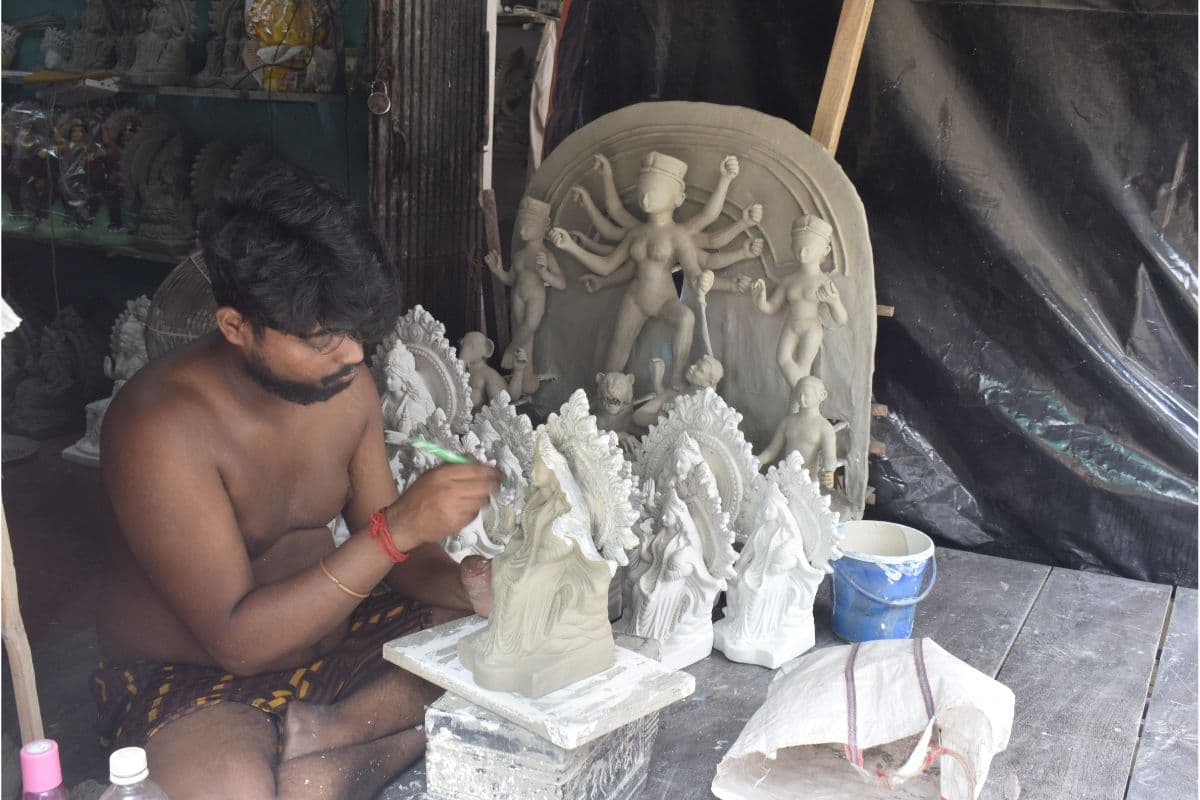 Durga Puja 2024 : मौसम की बेरुखी से परेशान कुम्हारटोली के मूर्तिकार,काम की रफ्तार में बाधा बनी बारिश
