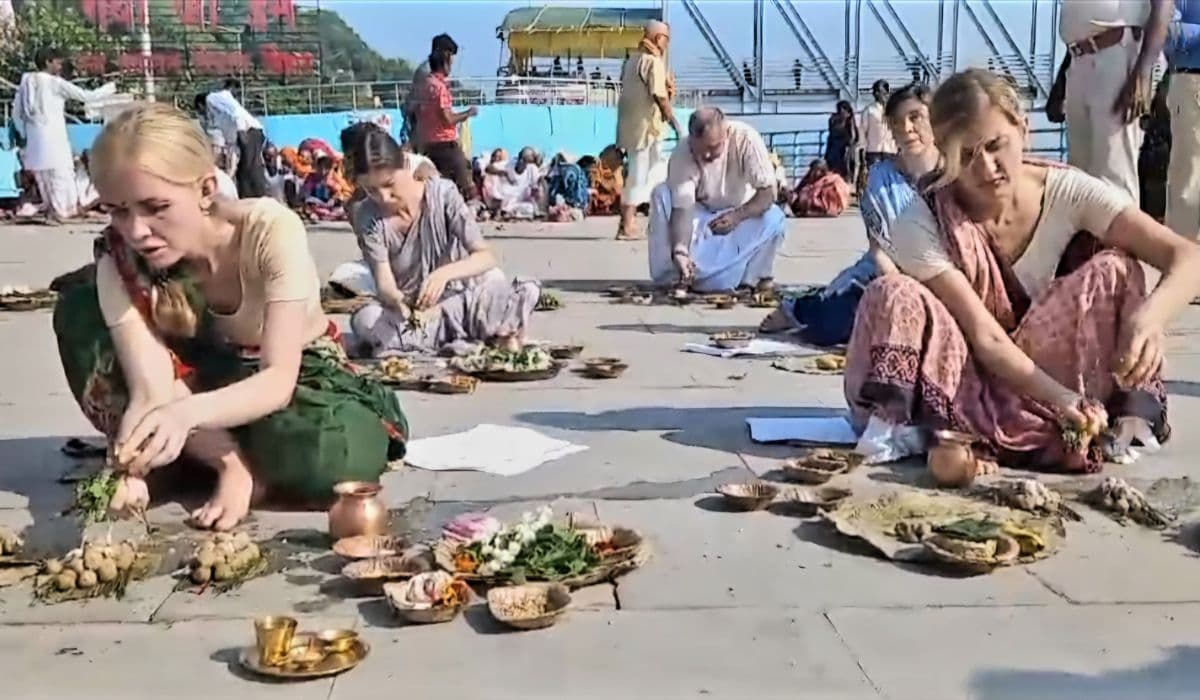 विदेशों में फैल रही है सनातन परंपरा, पूर्वजों को तर्पण देने दुनियाभर से गया पहुंच रहे हैं लोग