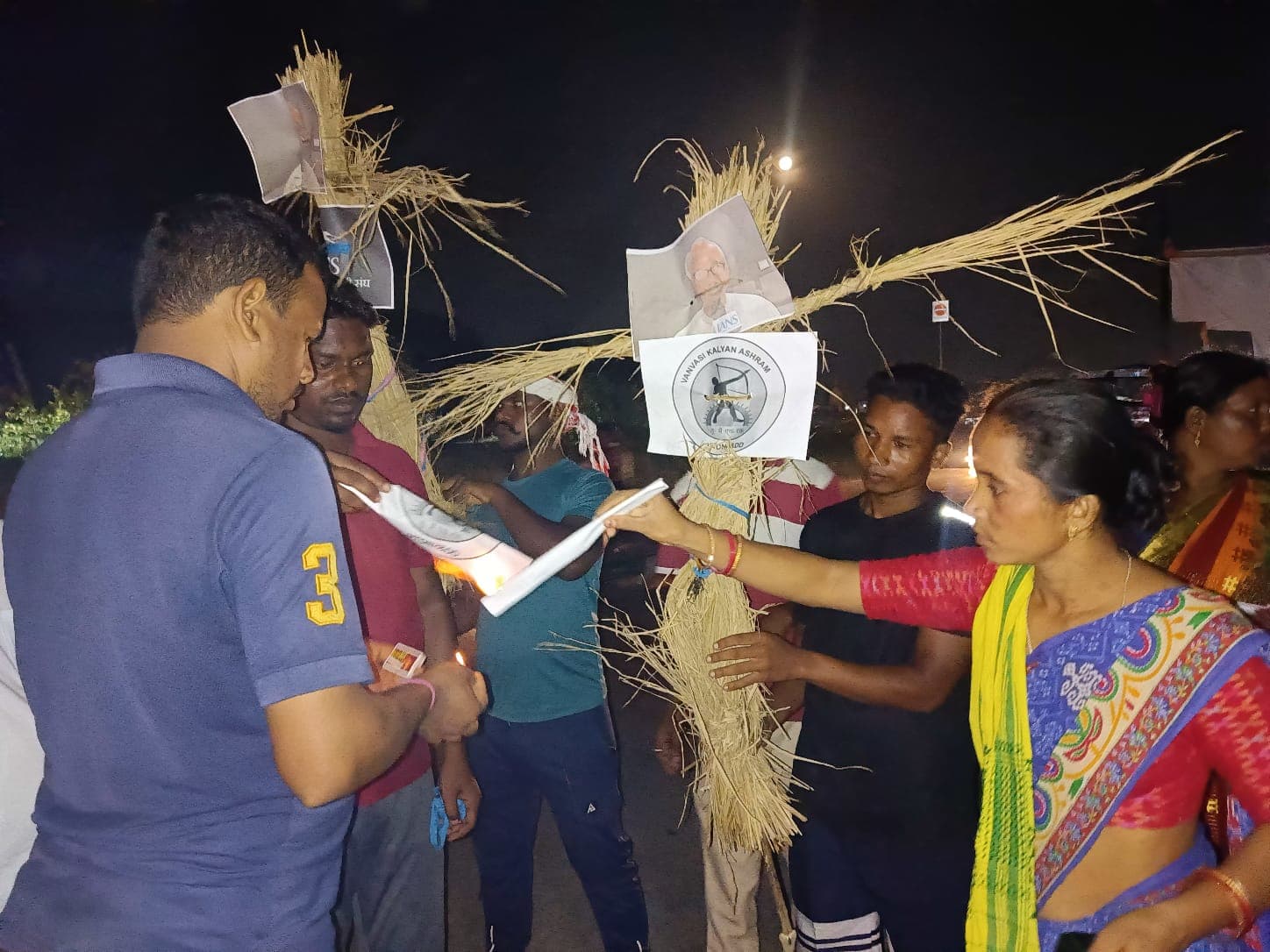 Jamshedpur News : सिमुलडांगा में आदिवासी समाज ने प्रमोद पेठकर का पुतला फूंका