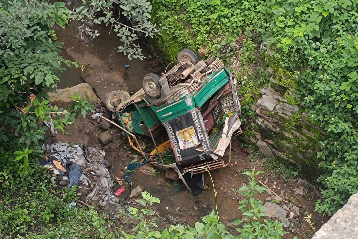 Road Accident: हजारीबाग में 20 फीट गहरी खाई में गिरा ऑटो, एक बच्ची की मौत, 12 घायल