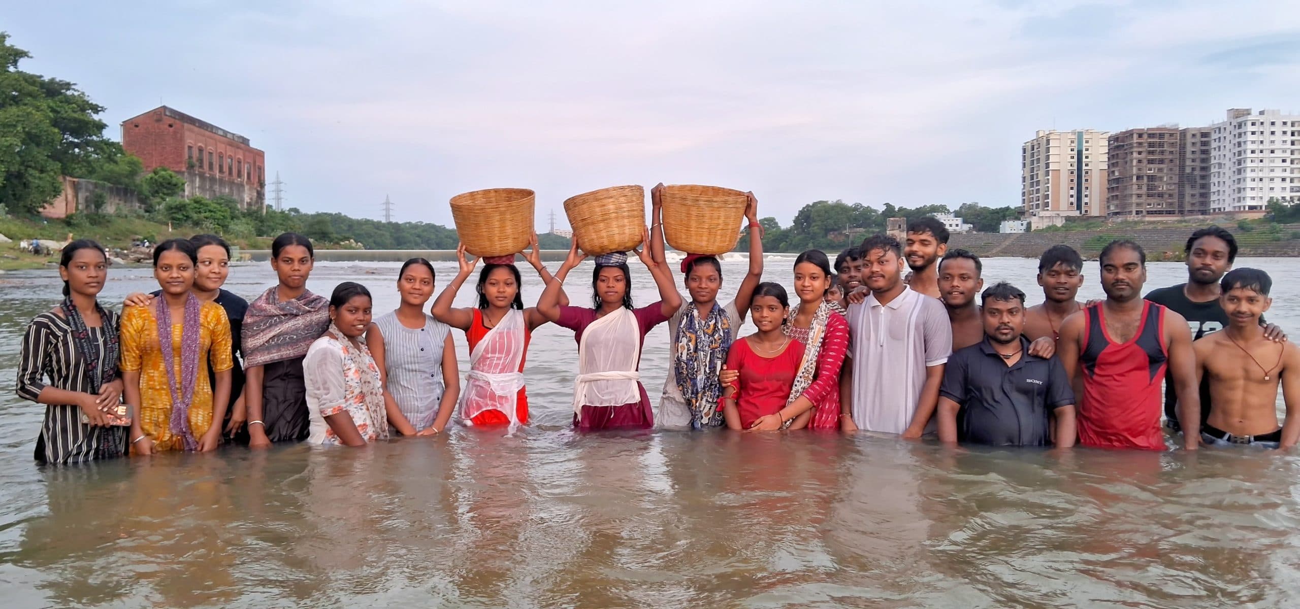 JamshedpurNews : आदिवासी उरांव समाज की युवतियों ने नदी से जावा के लिए बालू का उठाव किया