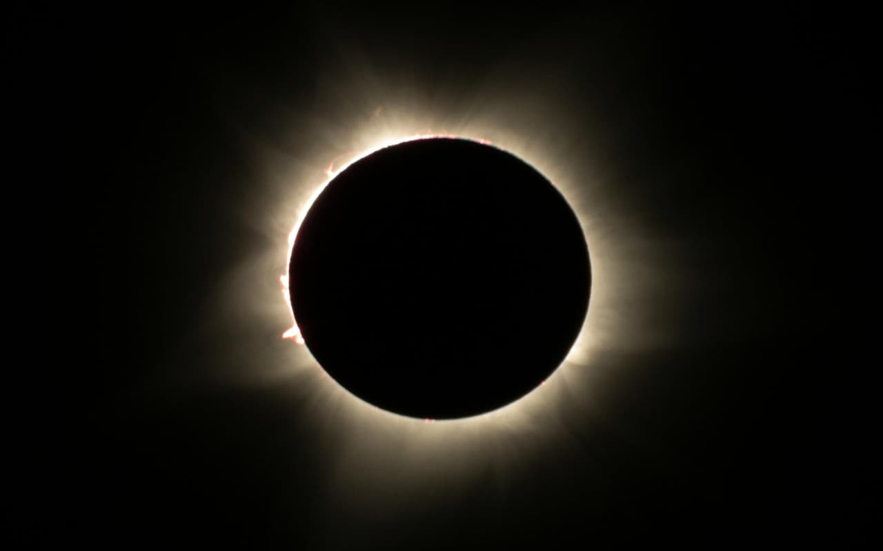 Surya Grahan 2025: आज आसमान में दिखेगा अर्धचंद्राकार सूर्य का अद्भुत नजारा, घर बैठे यहां देख सकेंगे LIVE