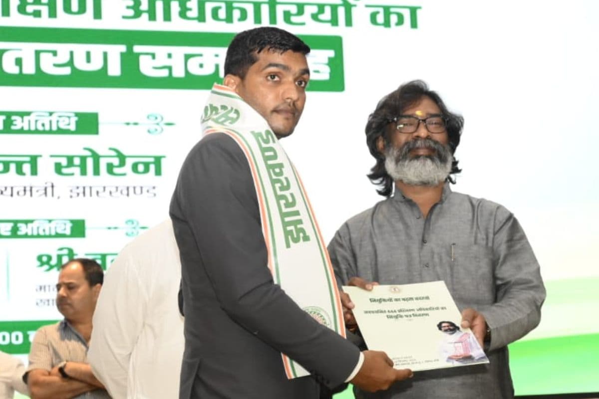 Success Story: पढ़ाई के लिए बचपन में छोड़ा गांव, मुंबई में टैक्सी ड्राइवर का बेटा ऐसे बना अफसर, सीएम हेमंत सोरेन ने सौंपा नियुक्ति पत्र