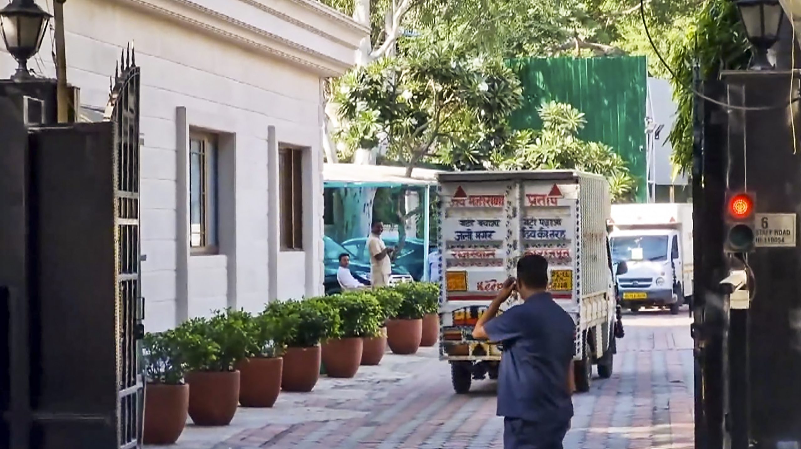 Delhi CM Residence: सीएम आवास पहुंची PWD की टीम, AAP का दावा- एलजी ने CM आतिशी का सामान हटवाया