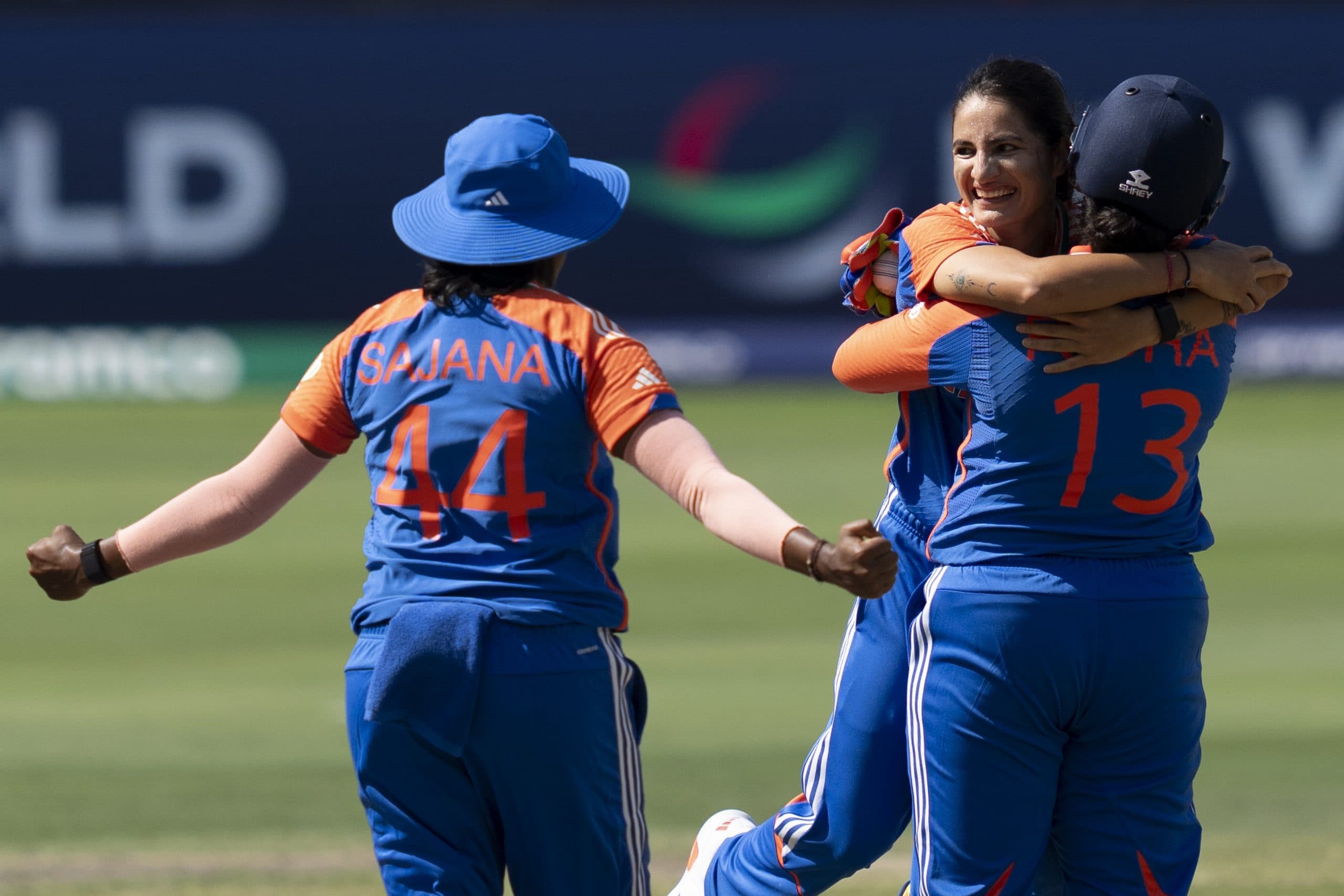ICC Womens T20 World Cup, IND vs PAK: भारत ने पाकिस्तान को 105 रन पर समेटा, गेंदबाजों का जलवा