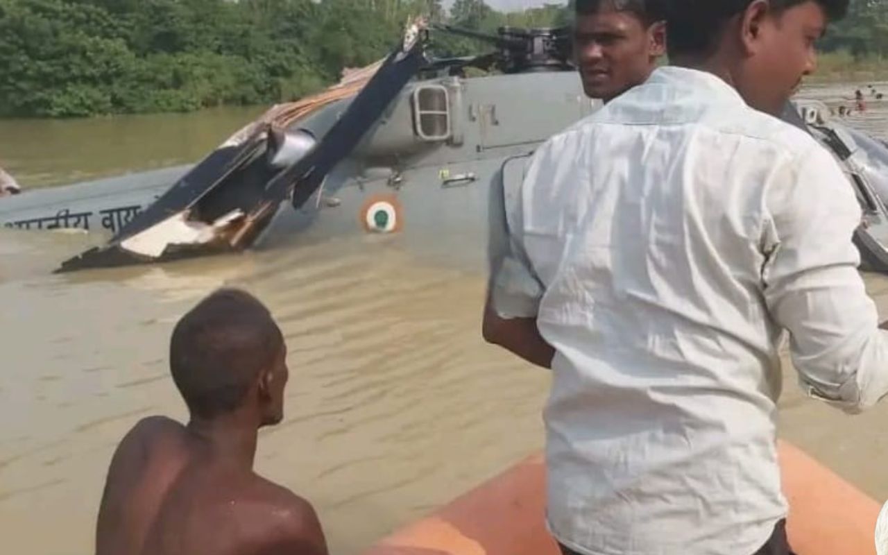 Bihar : मुजफ्फरपुर में वायुसेना का हेलीकॉप्टर क्रैश, बाढ़ पीड़ितों के लिए राहत सामग्री लेकर भरी थी उड़ान