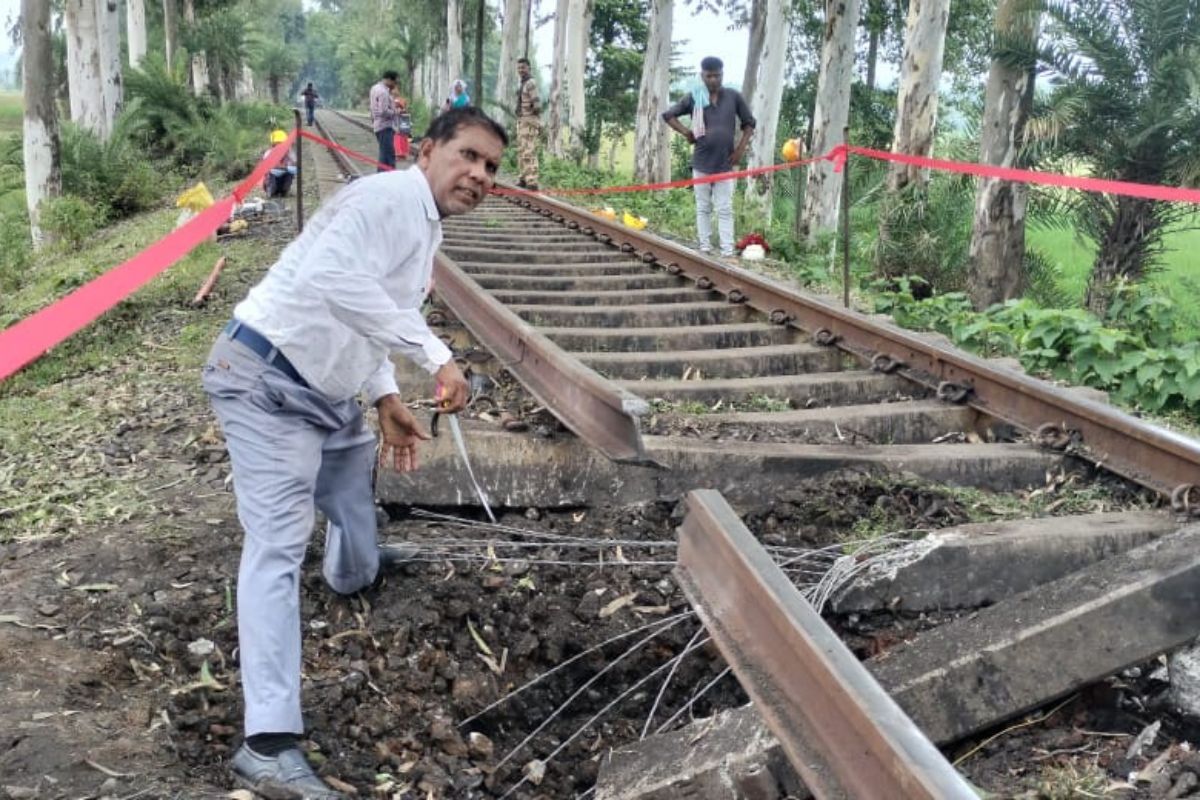 PM मोदी के झारखंड आगमन से पहले साहिबगंज में अपराधियों ने किया बम विस्फोट, रेलवे ट्रैक क्षतिग्रस्त