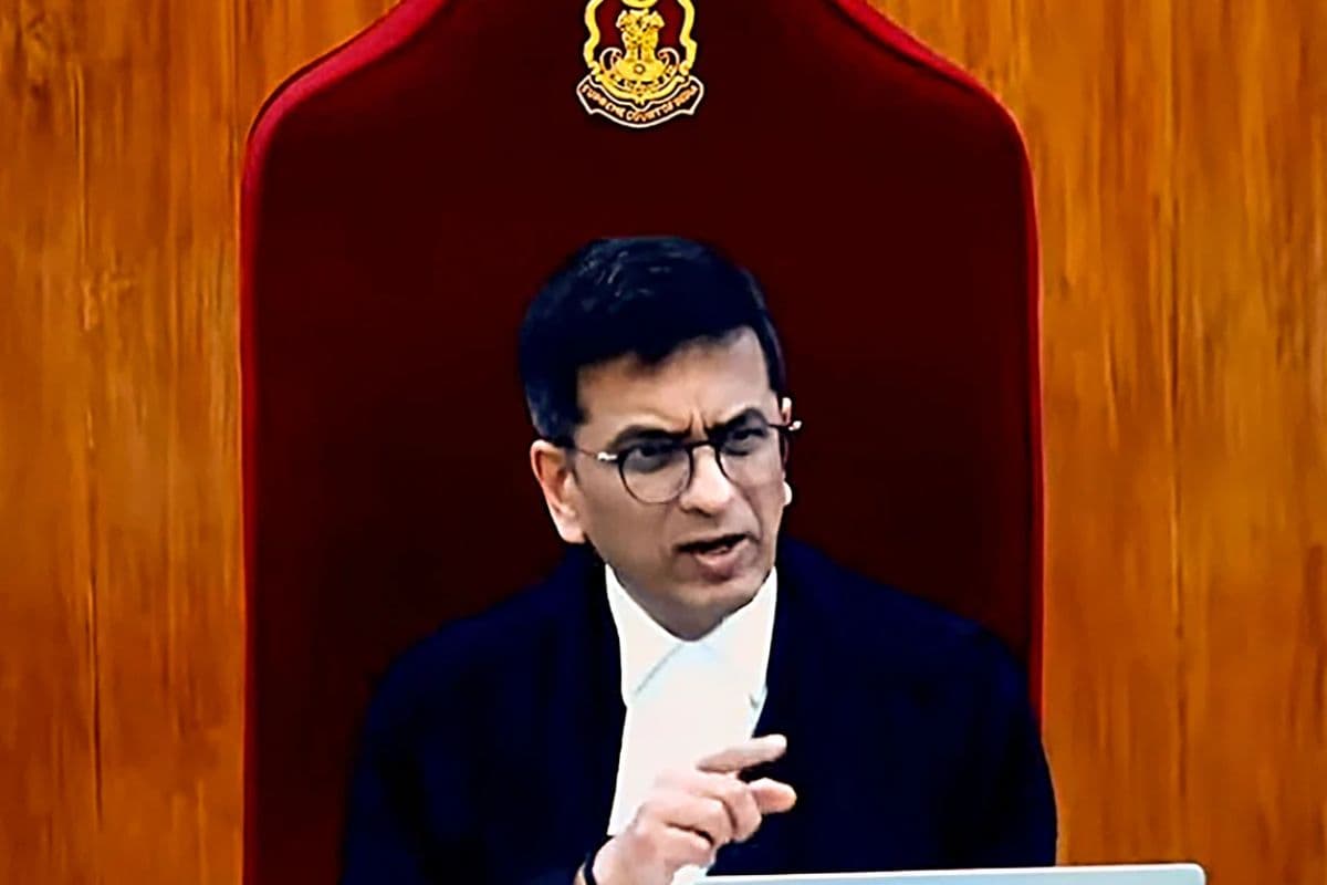 सुप्रीम कोर्ट में वकील पर भड़के CJI चंद्रचूड़, कहा- आपकी इतनी हिम्मत कैसे हुई?