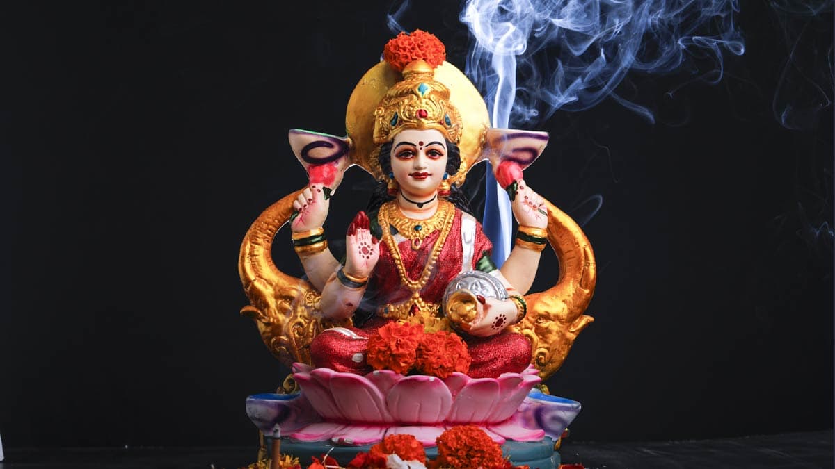 Diwali 2024: दिपावली पर क्यों की जाती है लक्ष्मी माता की पूजा, जानें हर सवाल का जबाब