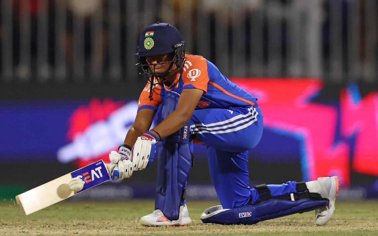 INDW vs AUSW: आखिरी ओवर में हरमनप्रीत कौर ने ये क्या कर दिया, हो रही है आलोचना
