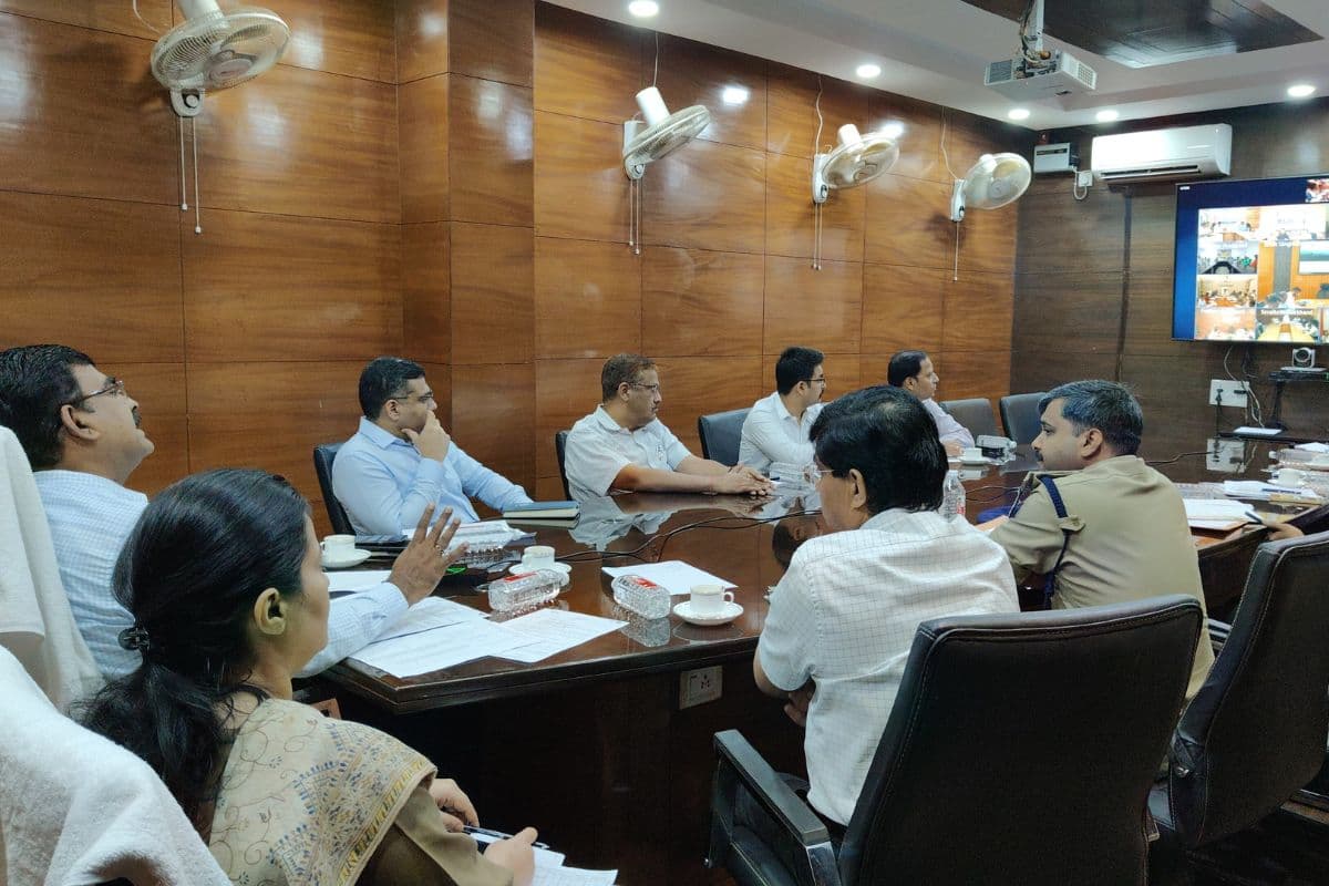 Jharkhand Chunav 2024: झारखंड के सीईओ के रवि कुमार का निर्देश, चुनाव में कम से कम लें स्कूल बसें