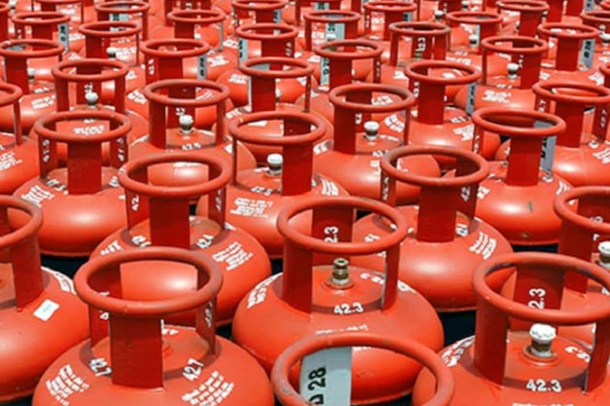 LPG Price: 1 अक्टूबर से मंहगा हुआ LPG सिलेंडर, त्योहारों से पहले महंगाई का झटका, जानें क्या है रेट
