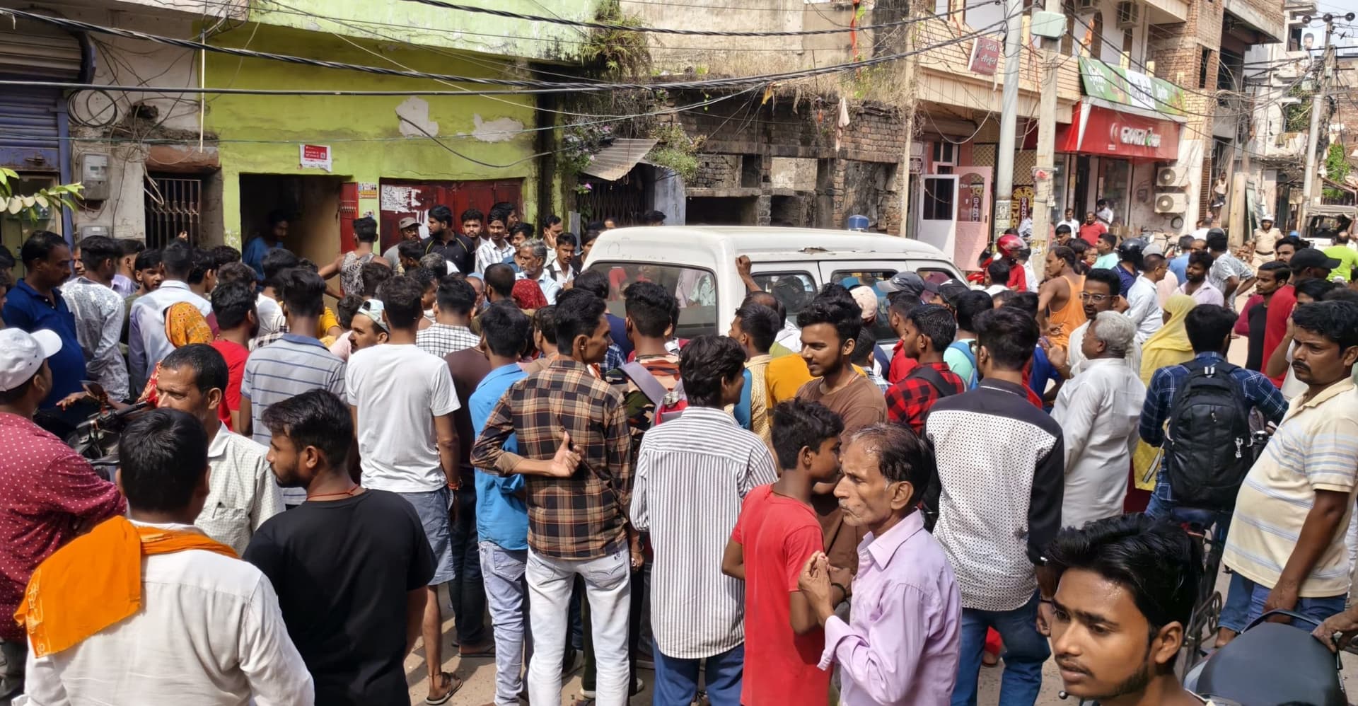 Muzaffarpur News: दीवान रोड पर रिटायर्ड बैंक मैनेजर के बेटे की जिंदा जलकर मौत, हत्या के आरोप से मचा बवाल