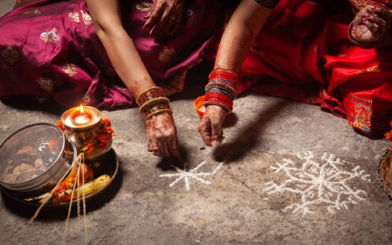 Karwa Chauth 2024: करवा चौथ का चौका क्यों और कैसे बनाते हैं, जानें सामग्री और बनाने की विधि