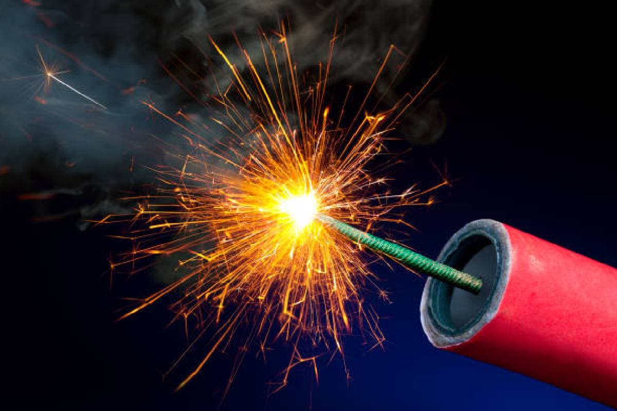 Firecrackers on Diwali: पटाखों से हाथ जल जाए तो क्या करें? नहीं होंगे छाले और दाग, बस करें ये काम