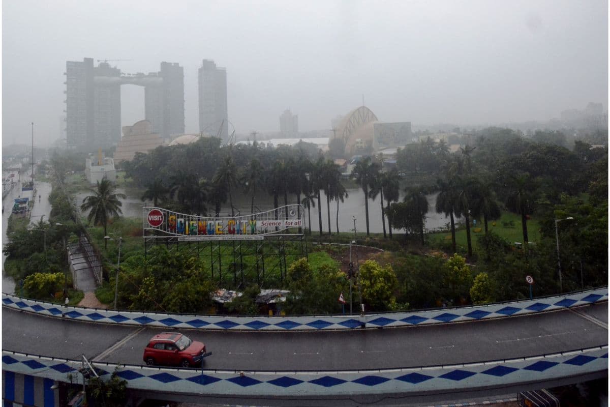 Bengal Weather Update : बंगाल में ‘डाना’ का प्रभाव, कोलकाता समेत जिलों में जारी रहेगी बारिश