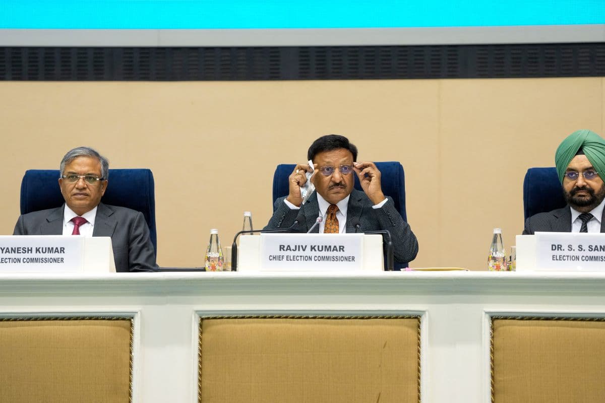 Pager vs EVM: जब पेजर को उड़ाया जा सकता है, तो EVM हैक क्यों नहीं हो सकती? CEC ने दिया करारा जवाब