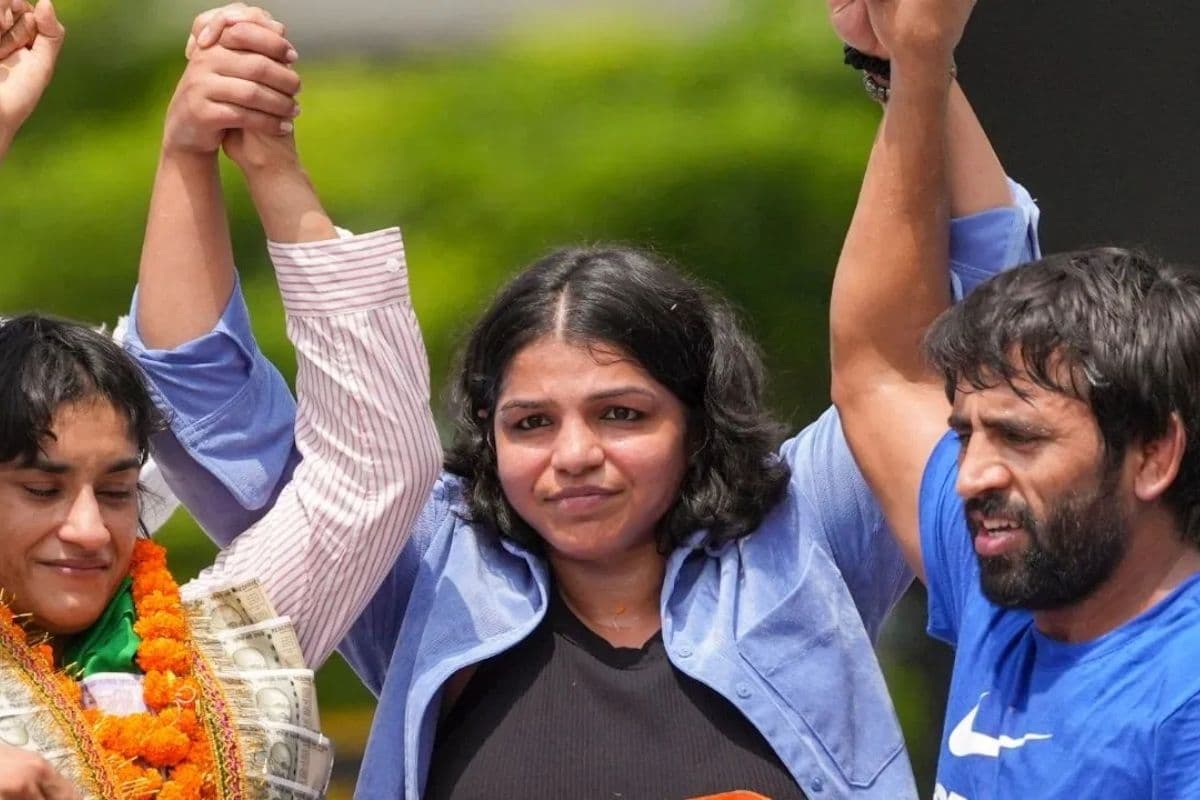 साक्षी मलिक का बड़ा दावा, बबीता फोगाट ने WFI अध्यक्ष बनने के लिए पहलवानों को भड़काया