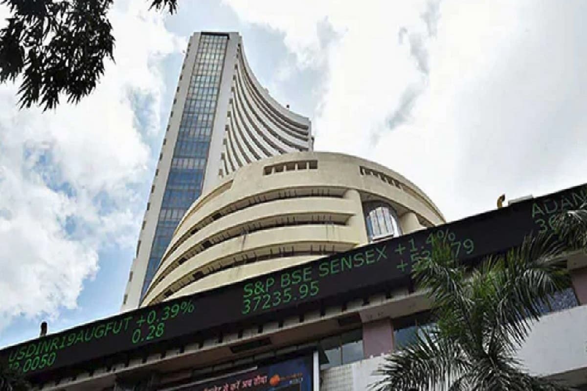 दिवाली के दिन भी गिरकर खुला बाजार, सेंसेक्स 225 अंक फिसला