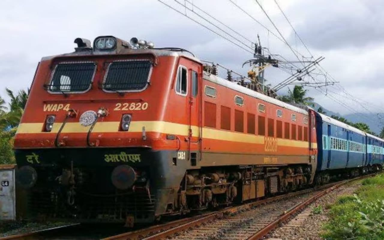 Muzaffarpur: यात्रियों की सुरक्षा के साथ खिलवाड़, चलती ट्रेन में जहरीले सांप को यात्रियों के पास रख दिया