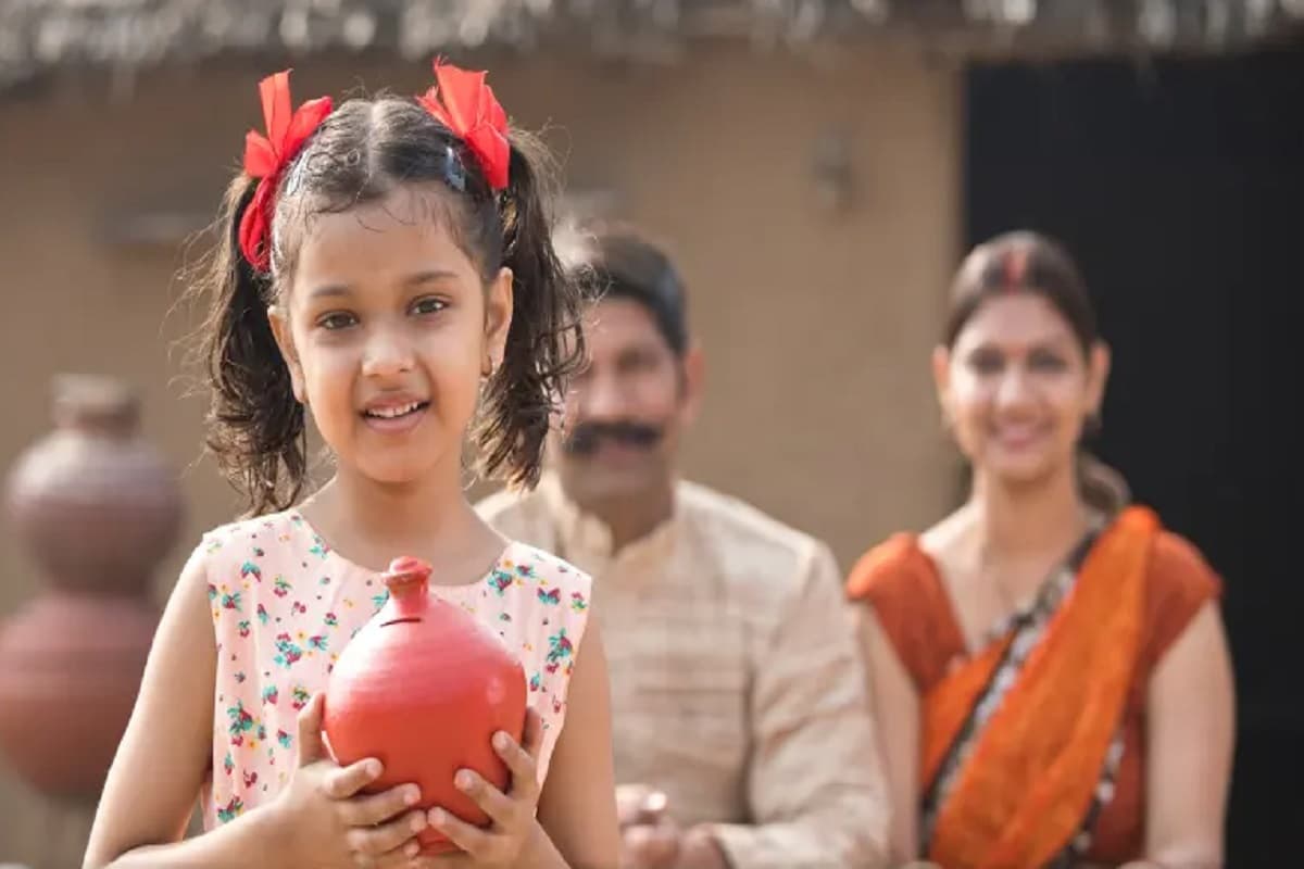 Sukanya Samriddhi Yojana: घर में बेटी है तो तुरंत खुलवाएं अकाउंट, ये स्कीम देगी शानदार रिटर्न और लाभ