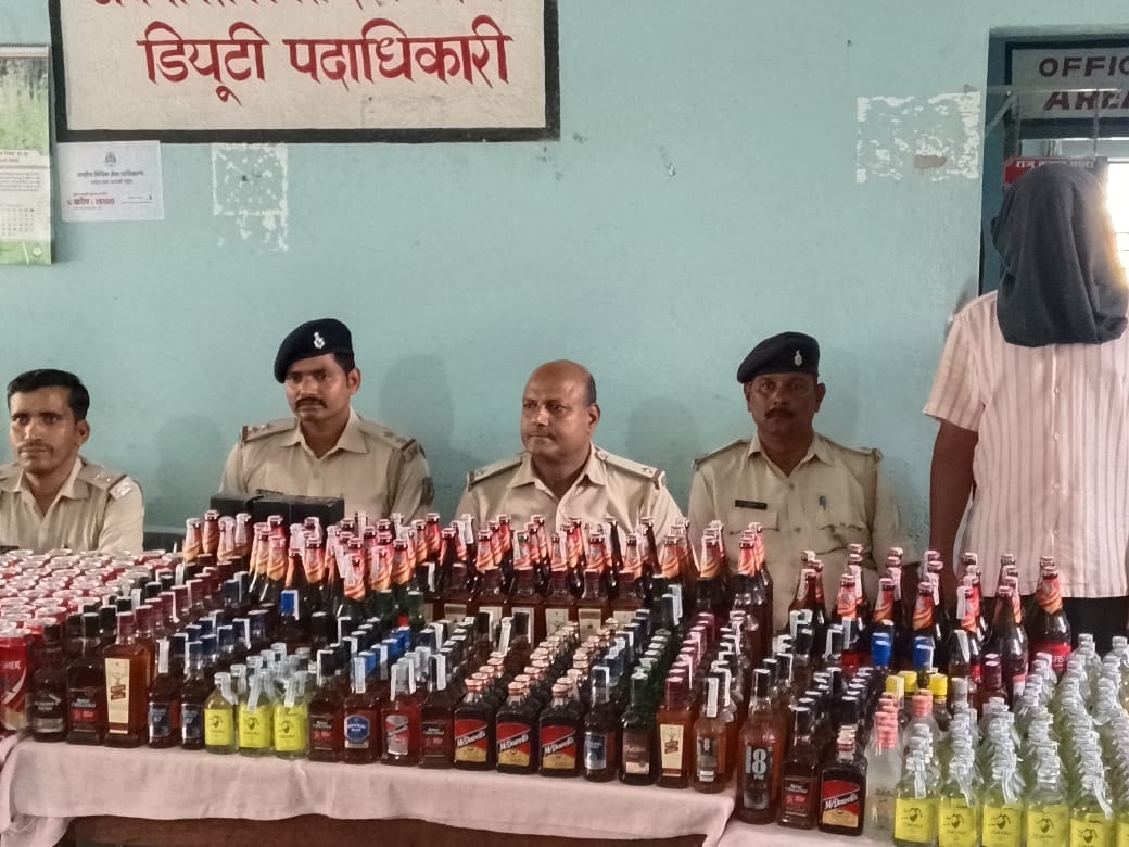 Palamu News: किराना दुकान में बिकती थी देसी-विदेशी शराब, छापेमारी में एक लाख रुपये से ज्यादा की बोतलें जब्त