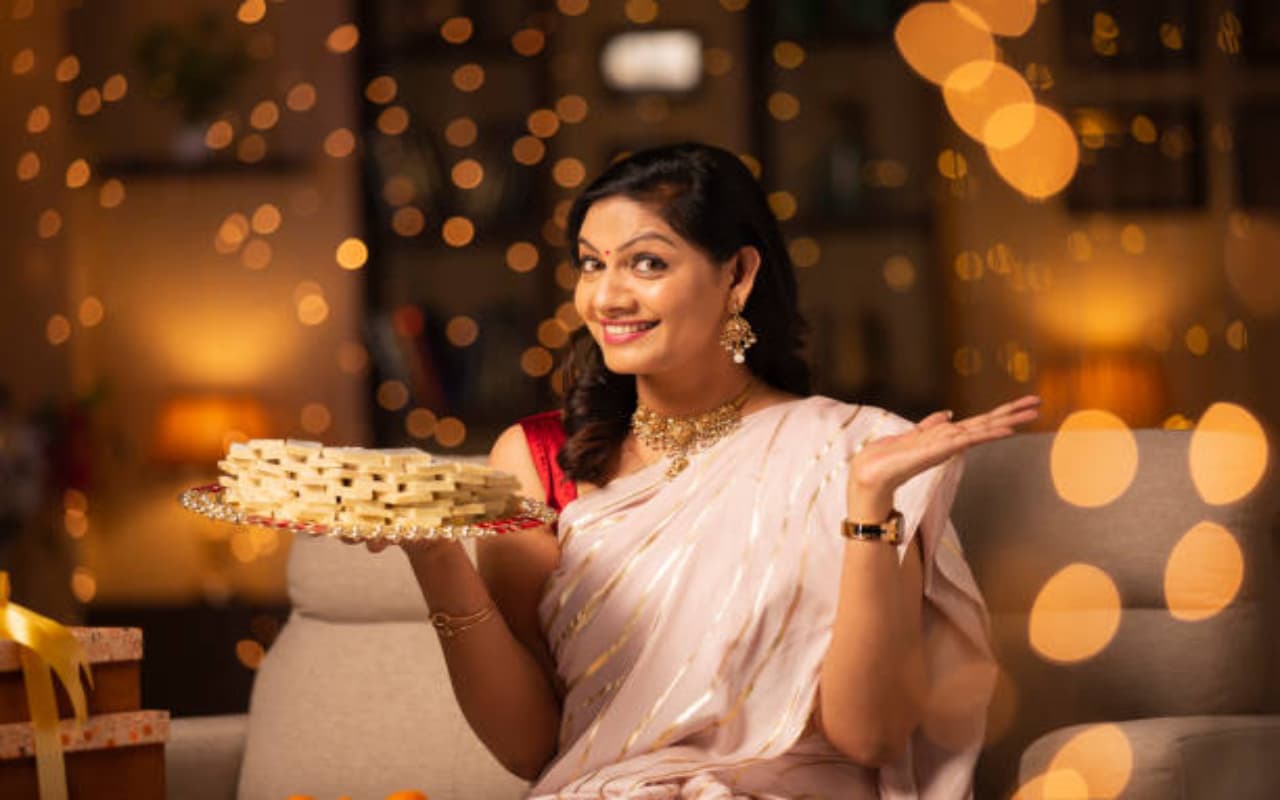 Navratri Bhog Ideas: नवरात्रि के पहले दिन भोग में चढ़ाने के लिए बनाएं नारियल की बर्फी, यहां है रेसिपी
