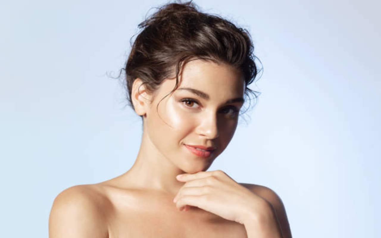 Beauty Tips: चेहरे की चमक देख चौंक जाएगी दुनिया, सोने से पहले इन चीजों का करें इस्तेमाल