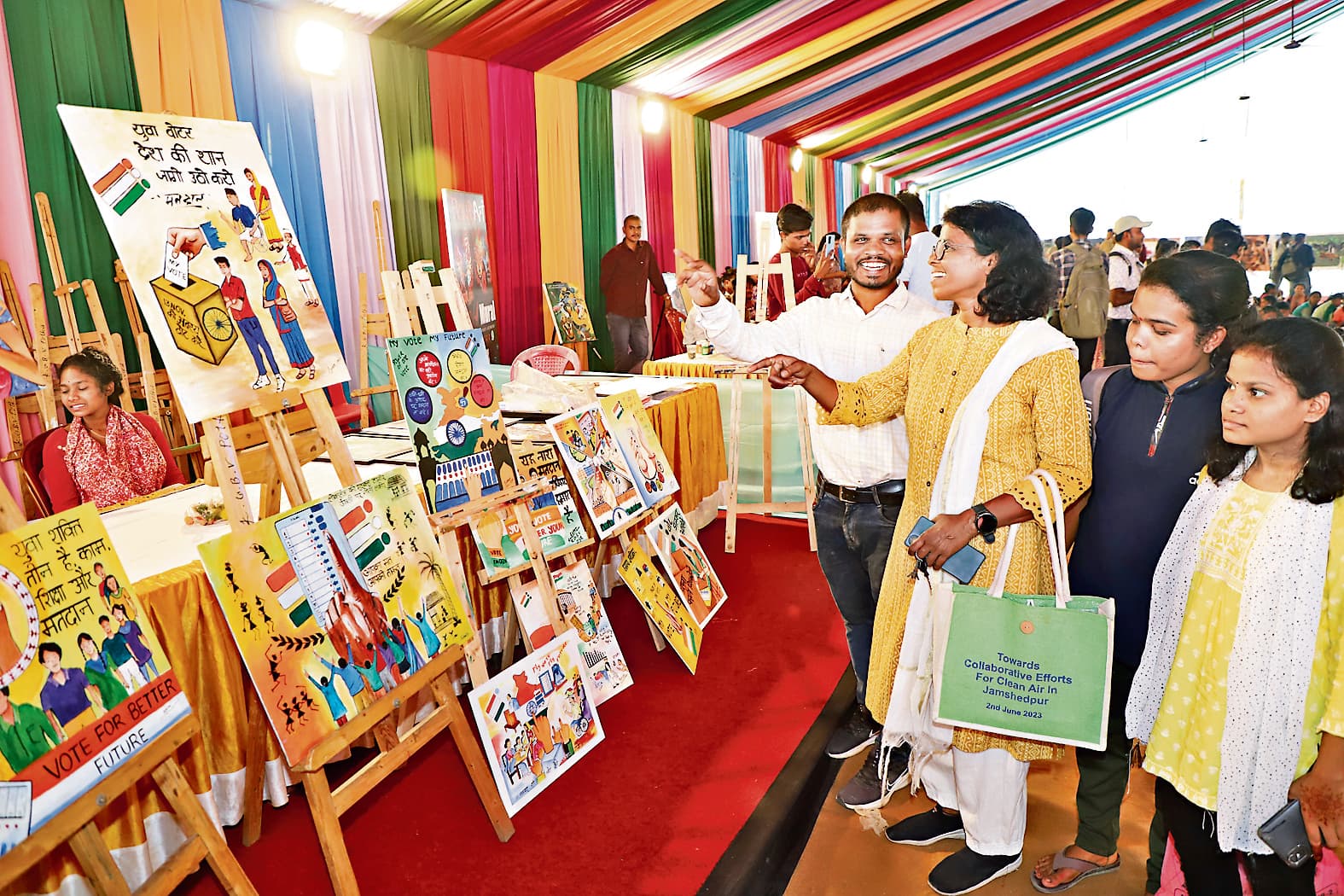 Jamshedpur news : आर्ट-81 फेस्टिवल: सांस्कृतिक व रचनात्मक गतिविधियों के साथ मतदान की ली शपथ