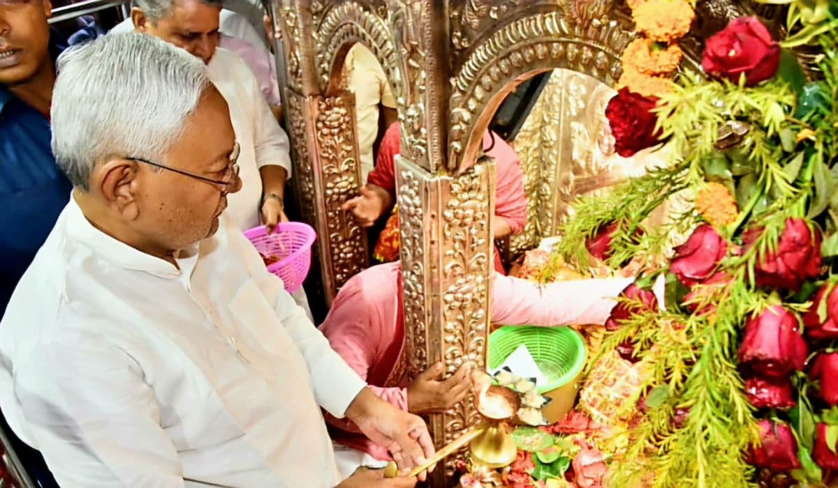 महाअष्टमी पर शीतला माता मंदिर पहुंचे CM नीतीश, राज्य की खुशहाली के लिए की प्रार्थना