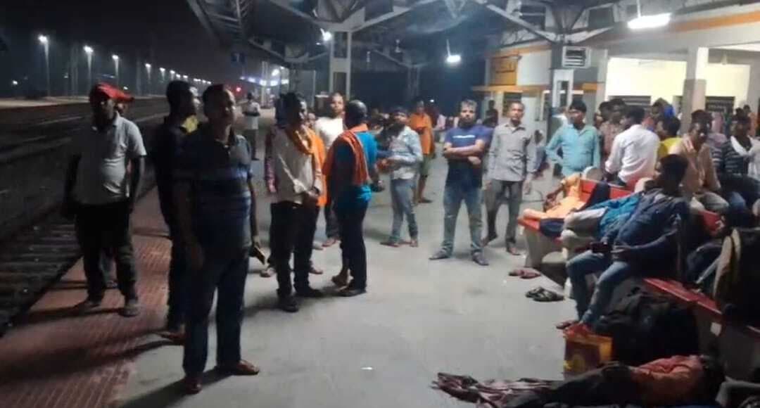 ललितग्राम स्टेशन पर लंबी दूरी की ट्रेन के लिए नहीं मिल रहा टिकट, निराश होकर वापस लौट रहे यात्री