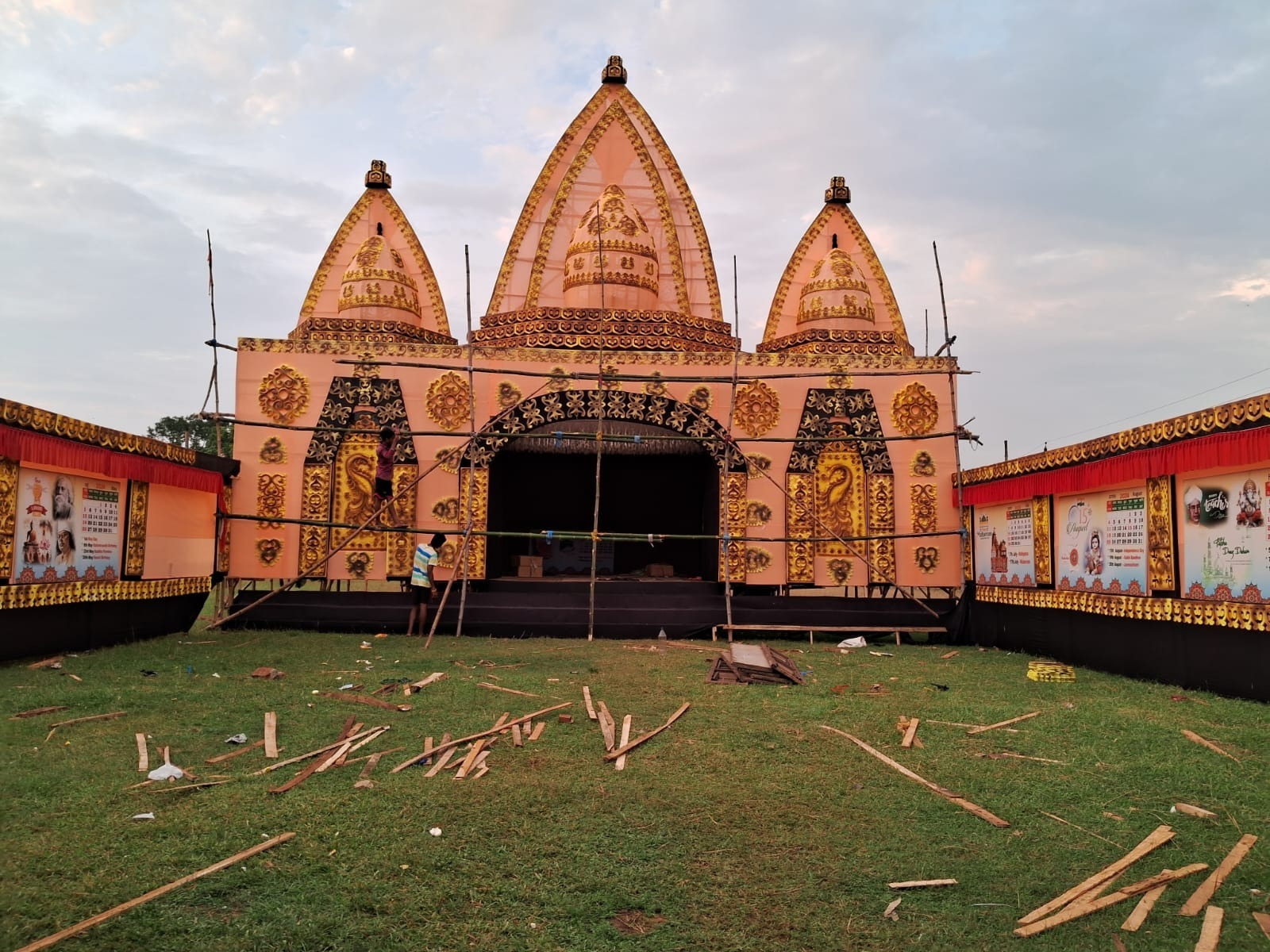 श्रद्धालुओं को एकता का संदेश देगा चित्तरंजन के गढ़ा कॉलोनी का पंडाल