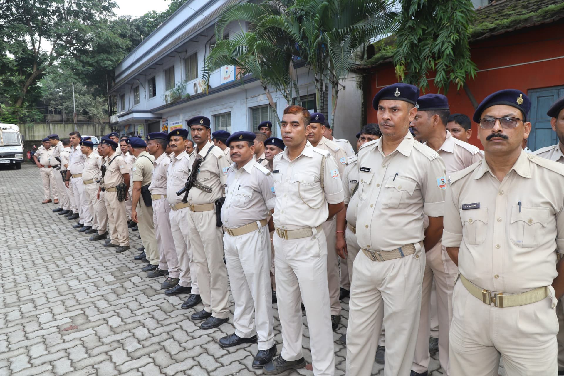 Jamshedpur News : पूजा के दौरान मुस्तैद रहें जवान व पदाधिकारी, पैदल गश्ती पर करें फोकस : एसएसपी