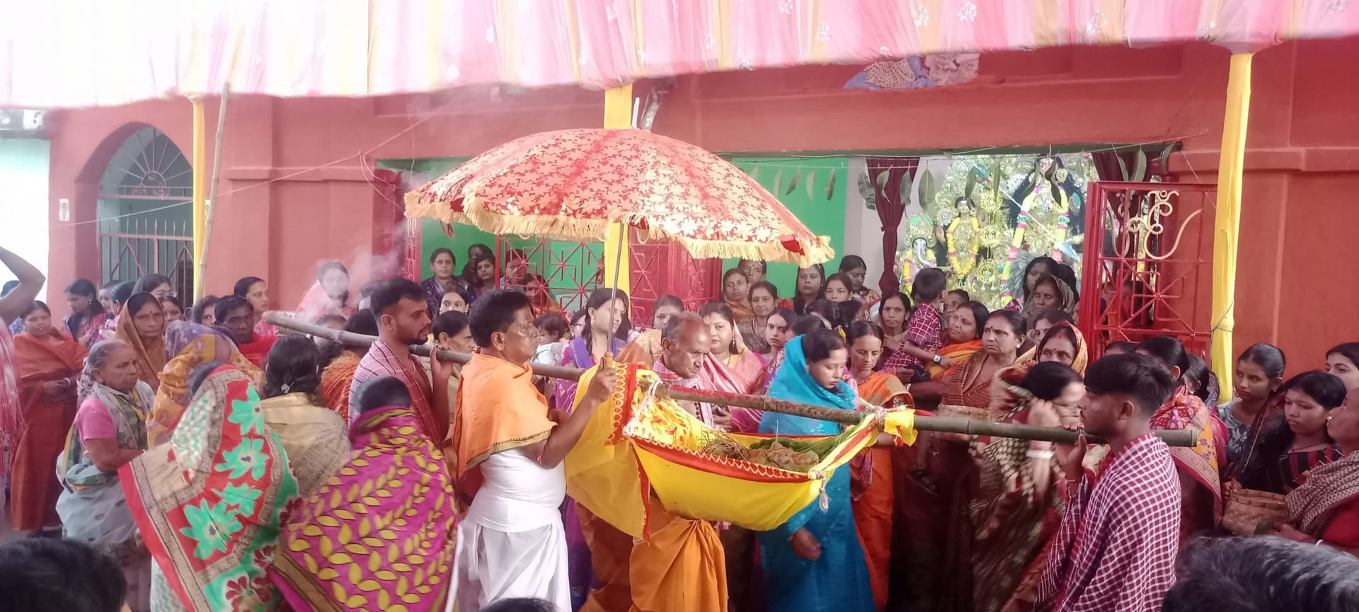 कुंडहित में दुर्गा मंदिरों व पंडालों में नवपत्रिका की हुई पूजा