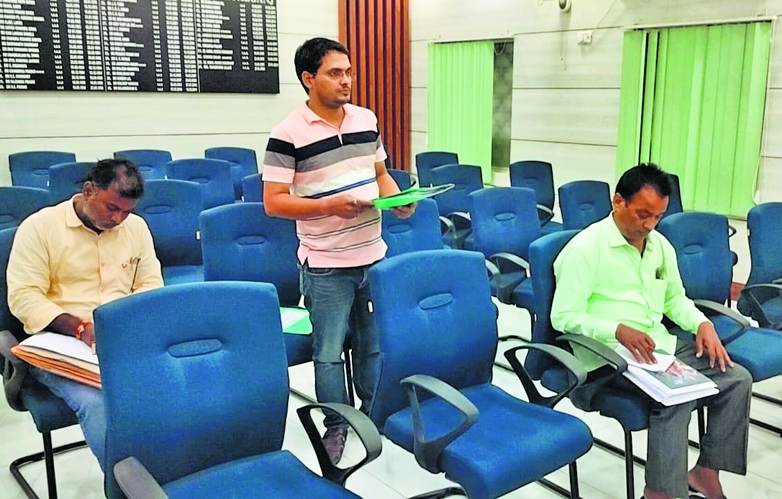 Gopalganj News : पैक्स चुनाव में 630 बूथों पर लगभग 426747 मतदाता करेंगे वोटिंग, डीएम ने की चुनाव की तैयारियों की समीक्षा