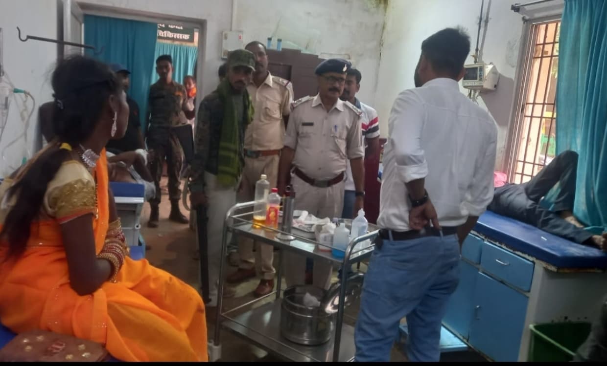 बाइक व ई-रिक्शा की टक्कर में आधा दर्जन लोग घायल, दो रेफर
