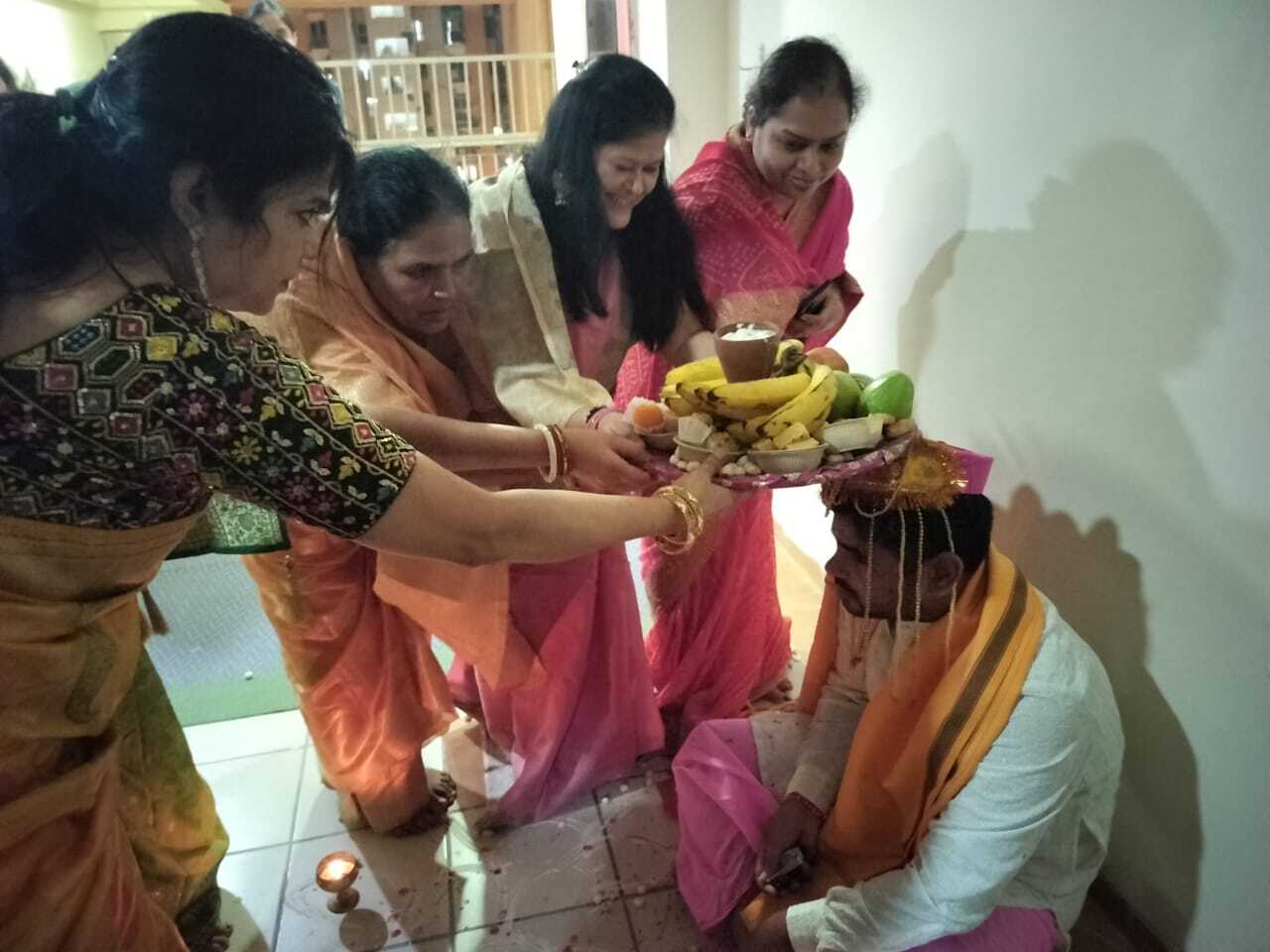 Darbhanga News: नवविवाहित के चुमाओन संग कोजागरा पर बंटा पान-मखान