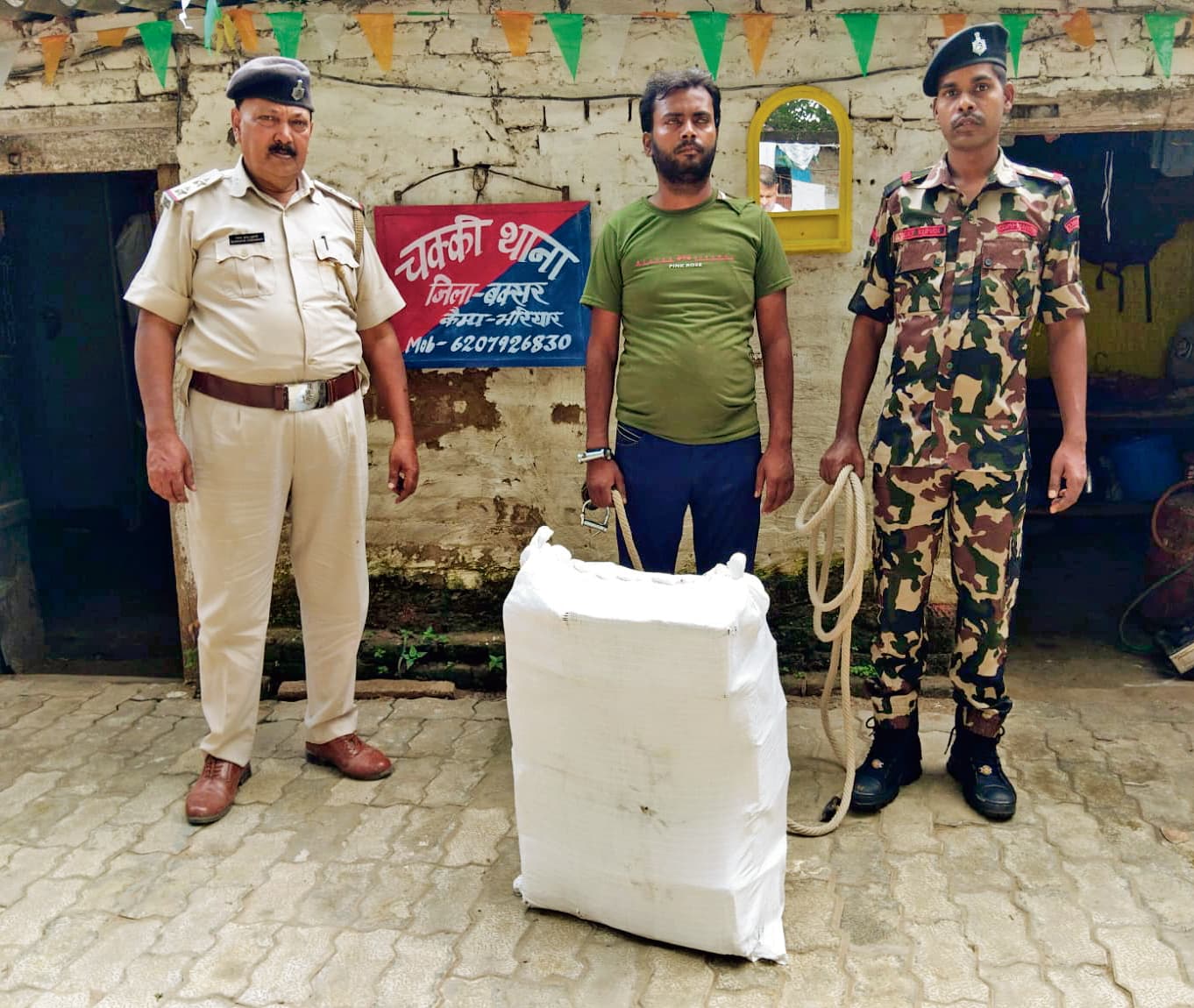 इंडिगो कार पर लोड शराब के साथ बलिया का तस्कर गिरफ्तार इंडिगो कार पर लोड शराब के साथ बलिया का तस्कर गिरफ्तार