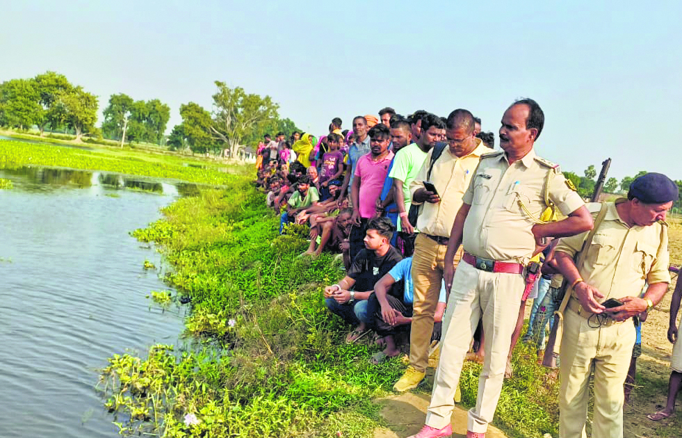 Gopalganj News : अधेड़ की लाश मिलने पर सीमा को ले घंटों मशक्कत करती रही दो थानों की पुलिस